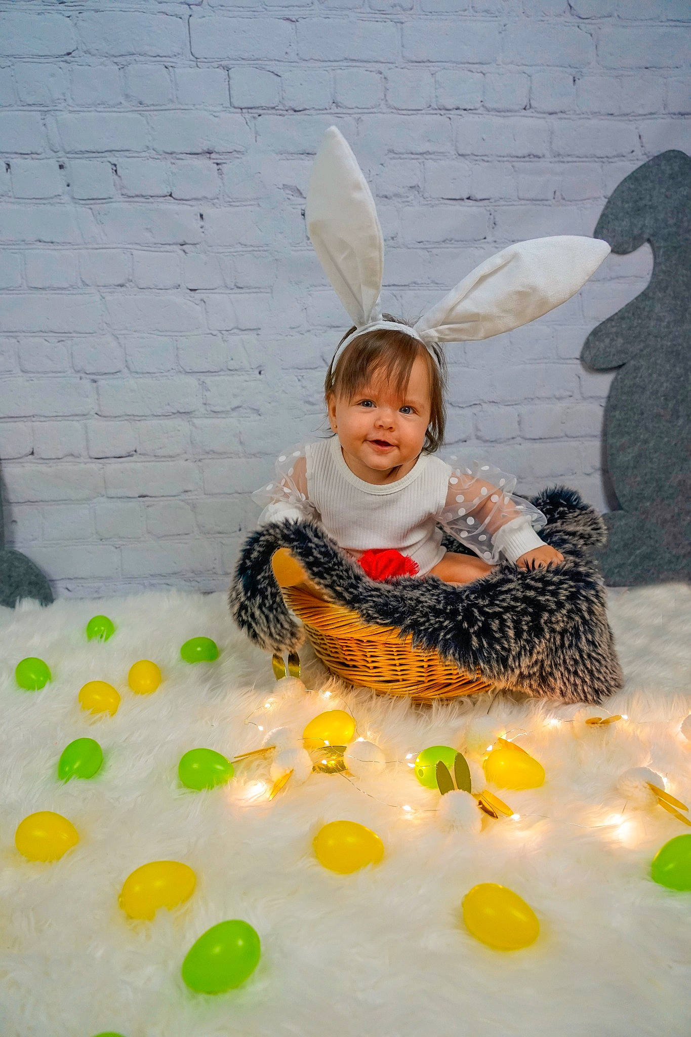 Melissa Ionela a rejoint le concours — aidez-le/la à gagner de superbes lots ! baby, baby_products, baby_toddler_clothing, child, costume_hat, event, fun, grass, happy, hat, icing, leisure, party, party_supply, people_in_nature, person, play, sitting, sweetness, toddler