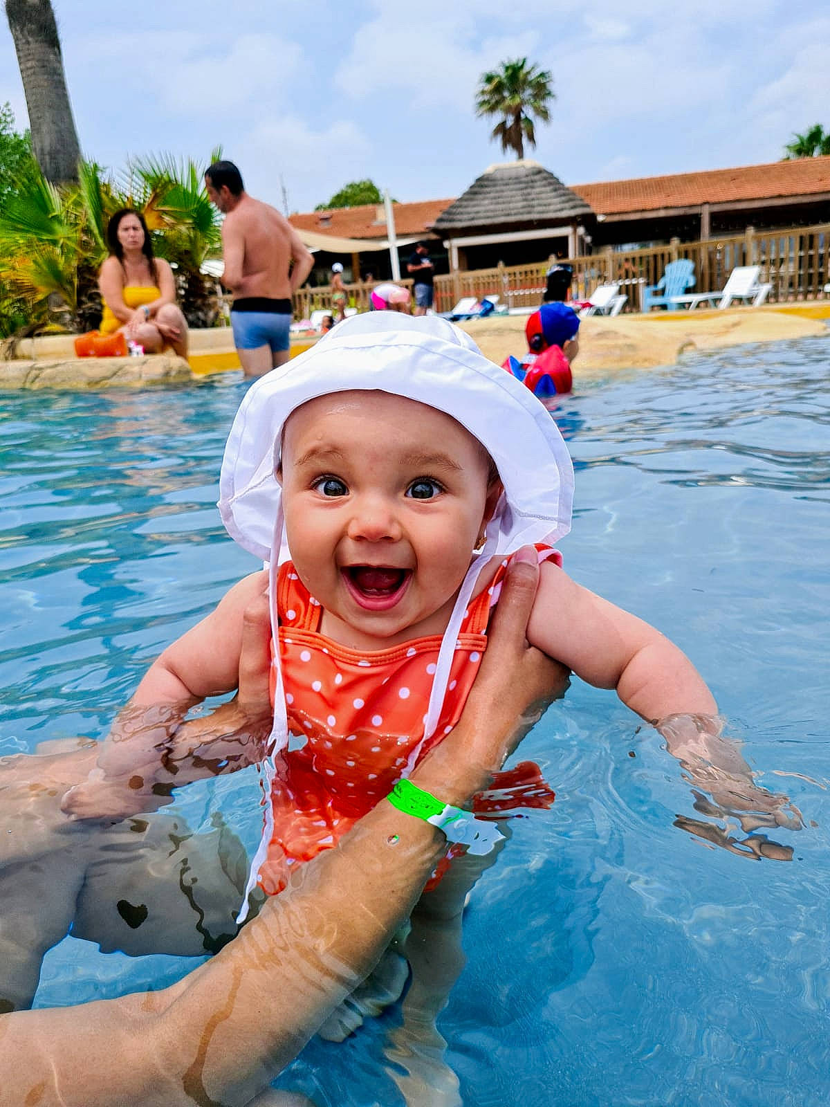 Taïna a rejoint le concours — aidez-le/la à gagner de superbes lots ! aqua, azure, blurred, cap, child, cloud, fun, goggles, happy, hat, headgear, headwear, leisure, person, personal_protective_equipment, plant, recreation, sky, smile, swimming_pool