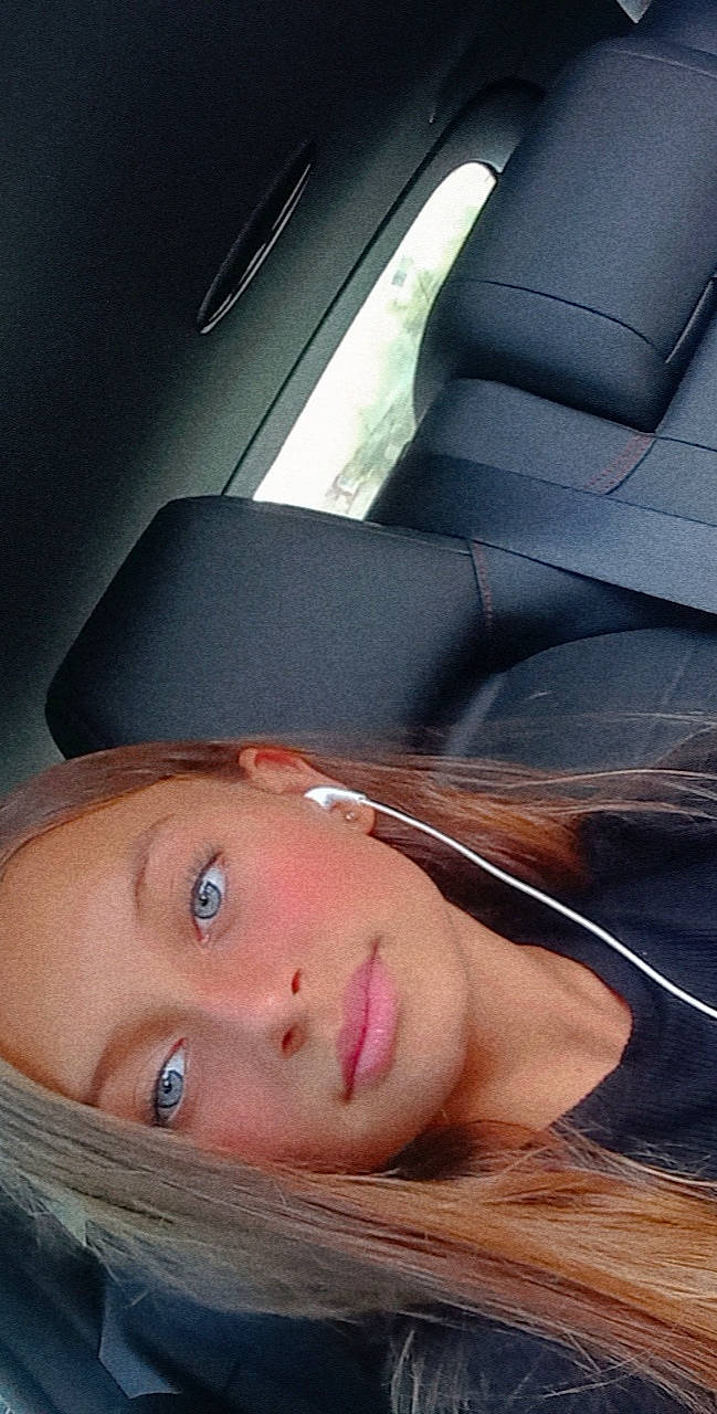 Tamara a rejoint le concours — aidez-le/la à gagner de superbes lots ! black_hair, cheek, chin, comfort, eye, eyebrow, eyelash, face, forehead, gesture, hair, head, human_body, jaw, lip, mouth, neck, nose, person, skin