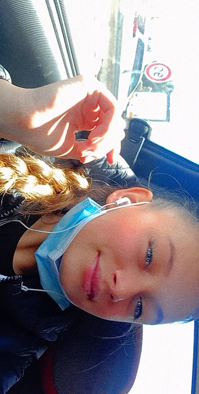 Tamara a rejoint le concours — aidez-le/la à gagner de superbes lots ! abdomen, black_hair, chest, child, elbow, electric_blue, eyelash, eyewear, flesh, fun, hair_coloring, human_leg, jaw, joy, knee, long_hair, mouth, person, selfie, sitting