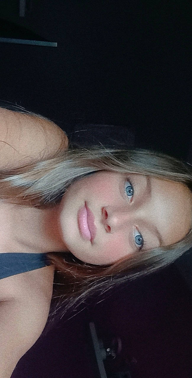 Tamara a rejoint le concours — aidez-le/la à gagner de superbes lots ! brown_hair, cheek, chest, darkness, electric_blue, eyebrow, eyelash, flash_photography, flesh, gesture, human_leg, iris, jaw, lip, mouth, nose, person, portrait_photography, selfie, tree