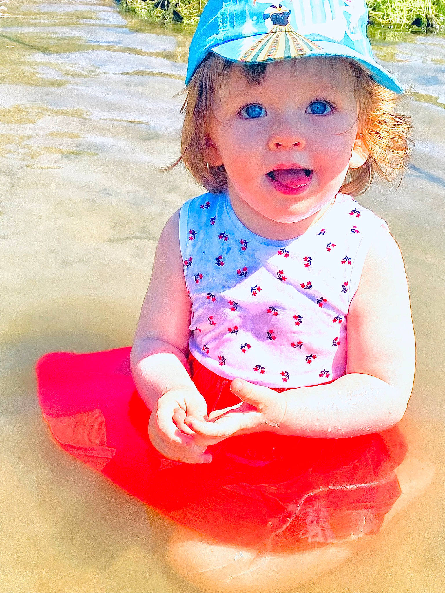 Giulia participe au concours pour gagner de l'argent avec cette photo : baby_toddler_clothing, blue, chin, dress, eye, face, facial_expression, fun, happy, head, leisure, people_in_nature, person, photograph, pink, skin, sleeve, toddler, water, white