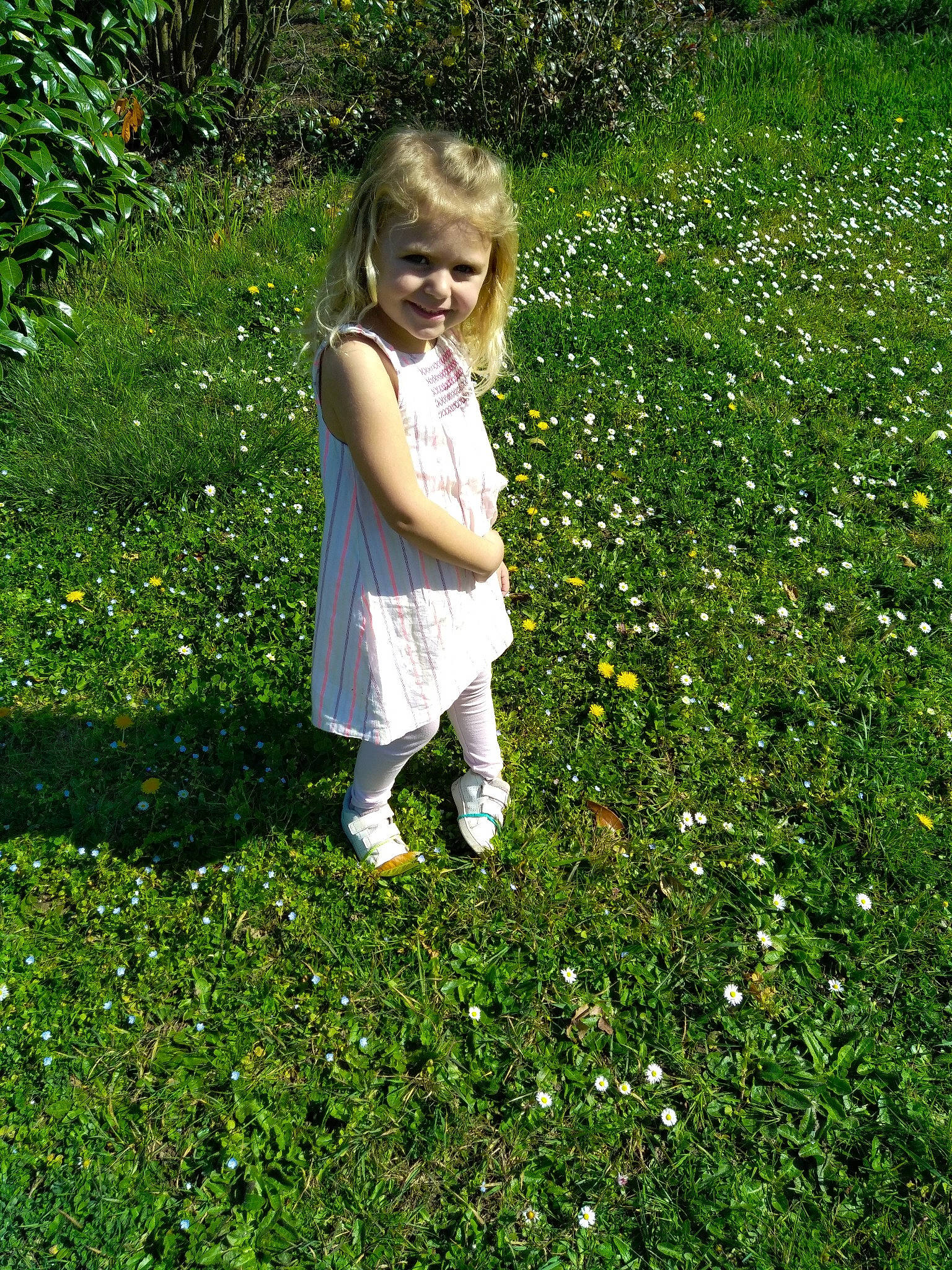 Alma a rejoint le concours — aidez-le/la à gagner de superbes lots ! baby_toddler_clothing, botany, flower, flowering_plant, grass, grass_family, grassland, green, groundcover, happy, joy, lawn, meadow, natural_landscape, people_in_nature, person, petal, plant, shrub, smile
