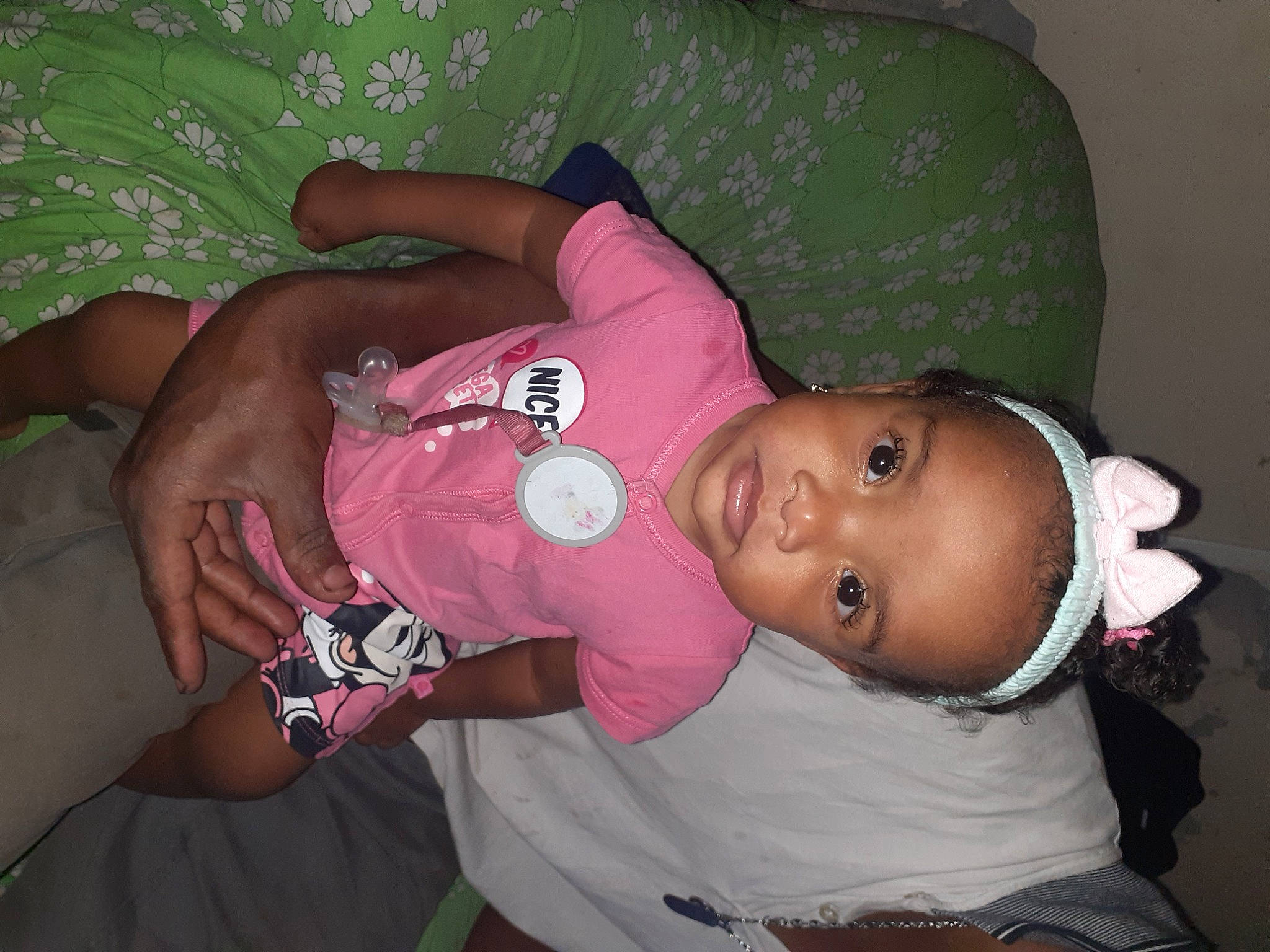 Shayanna a rejoint le concours — aidez-le/la à gagner de superbes lots ! arm, baby, baby_products, baby_toddler_clothing, cheek, child, comfort, elbow, finger, fun, hat, mouth, person, pink, room, skin, sleeve, t_shirt, toddler, wrist