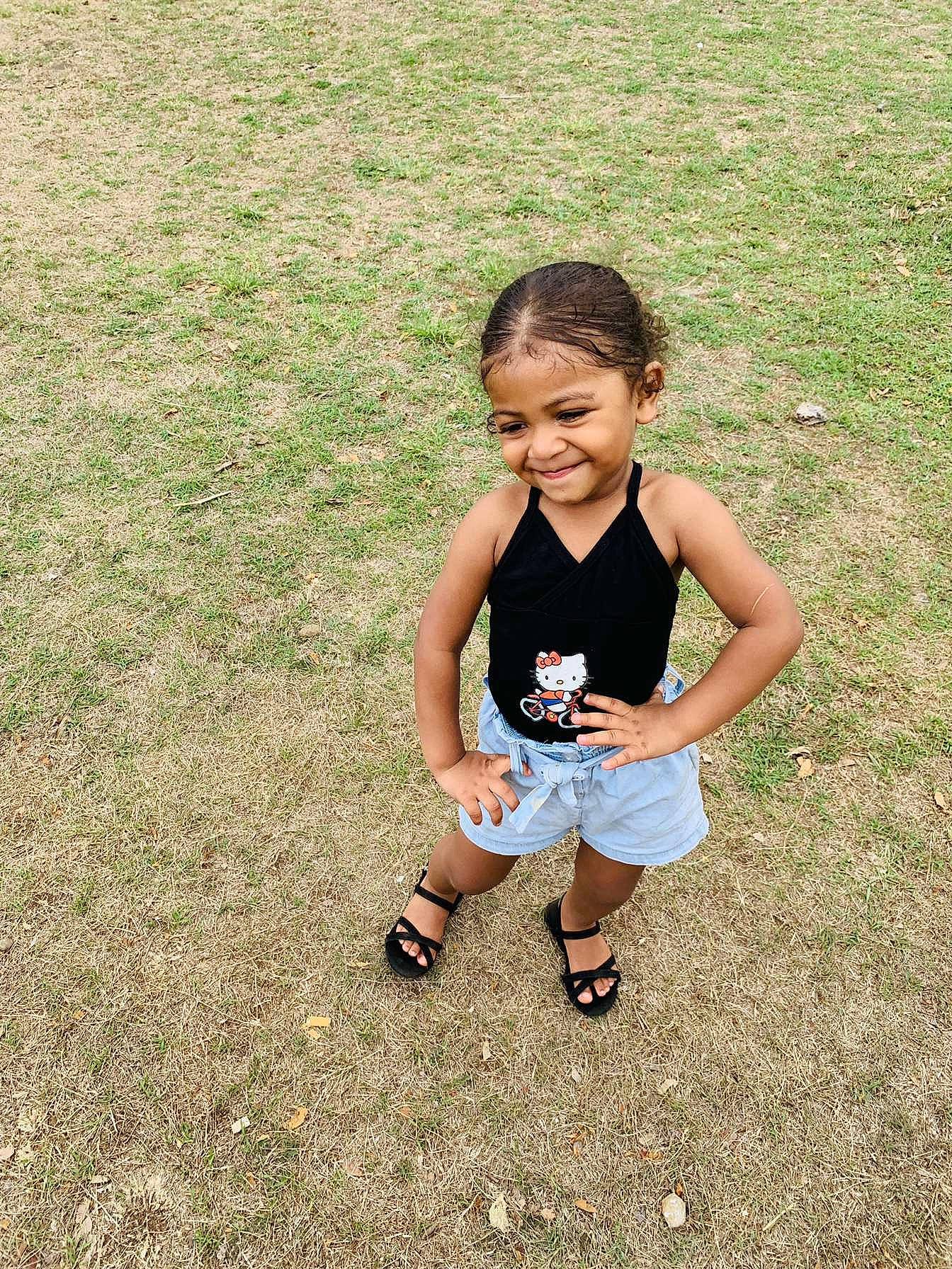 Keycilia participe au concours pour gagner de l'argent avec cette photo : baby_toddler_clothing, child, eye, foot, fun, grass, grass_family, grassland, happy, human_leg, joy, leisure, people_in_nature, person, recreation, sandal, shorts, sitting, smile, soil