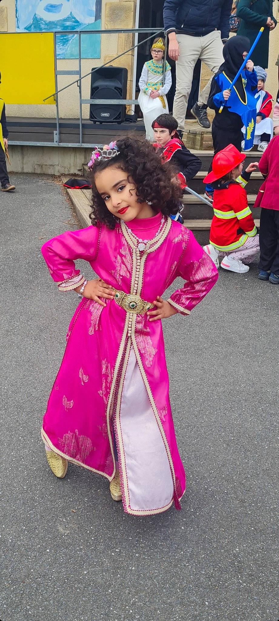 Nawal participe au concours pour gagner de l'argent avec cette photo : child, costume, costume_design, entertainment, event, fashion_design, festival, fun, happy, hat, headwear, joy, magenta, performing_arts, person, pink, public_event, purple, recreation, sleeve