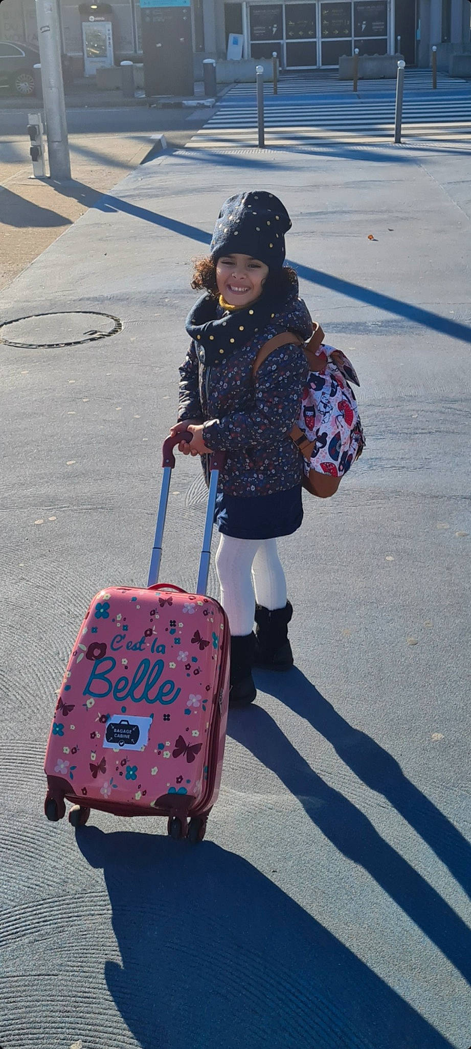 Nawal a rejoint le concours — aidez-le/la à gagner de superbes lots ! asphalt, bag, baggage, electric_blue, fashion_accessory, fun, hat, headwear, jacket, joy, luggage_and_bags, magenta, pattern, person, photograph, pink, purple, recreation, road_surface, sidewalk