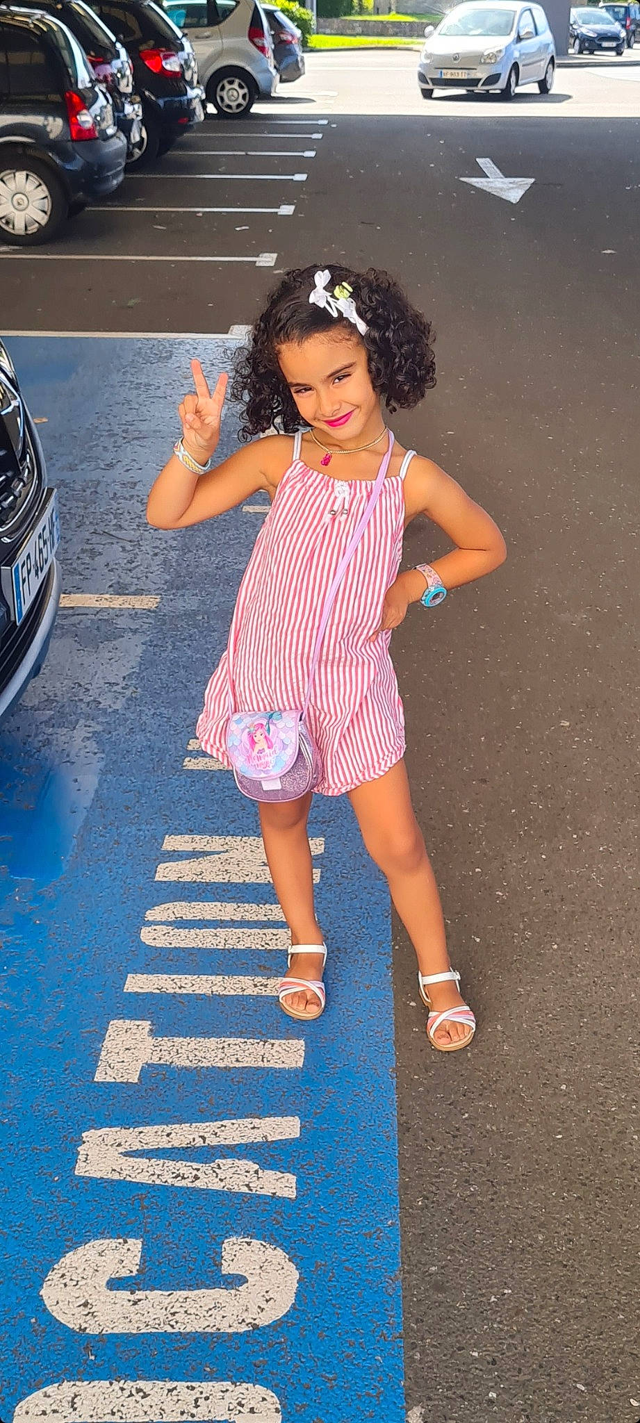 Nawal participe au concours pour gagner de l'argent avec cette photo : beauty, clothing, day_dress, dress, electric_blue, event, fashion, fashion_design, flooring, footwear, fun, hair, high_heels, human_leg, joy, leg, long_hair, pattern, person, sandal