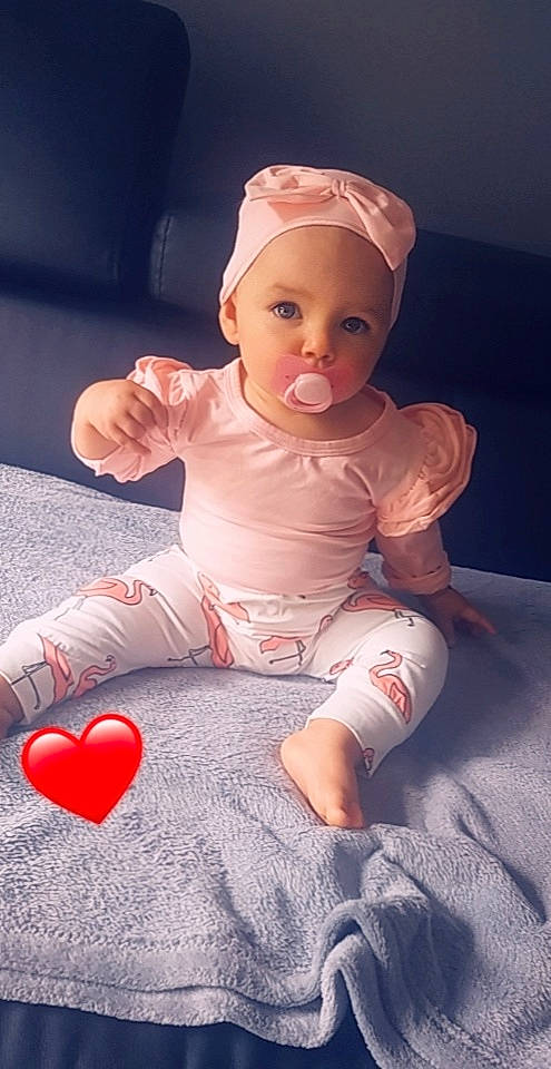 Nélya a rejoint le concours — aidez-le/la à gagner de superbes lots ! baby, child, doll, hair_accessory, headgear, headwear, person, pink, sleeve, toddler, toy