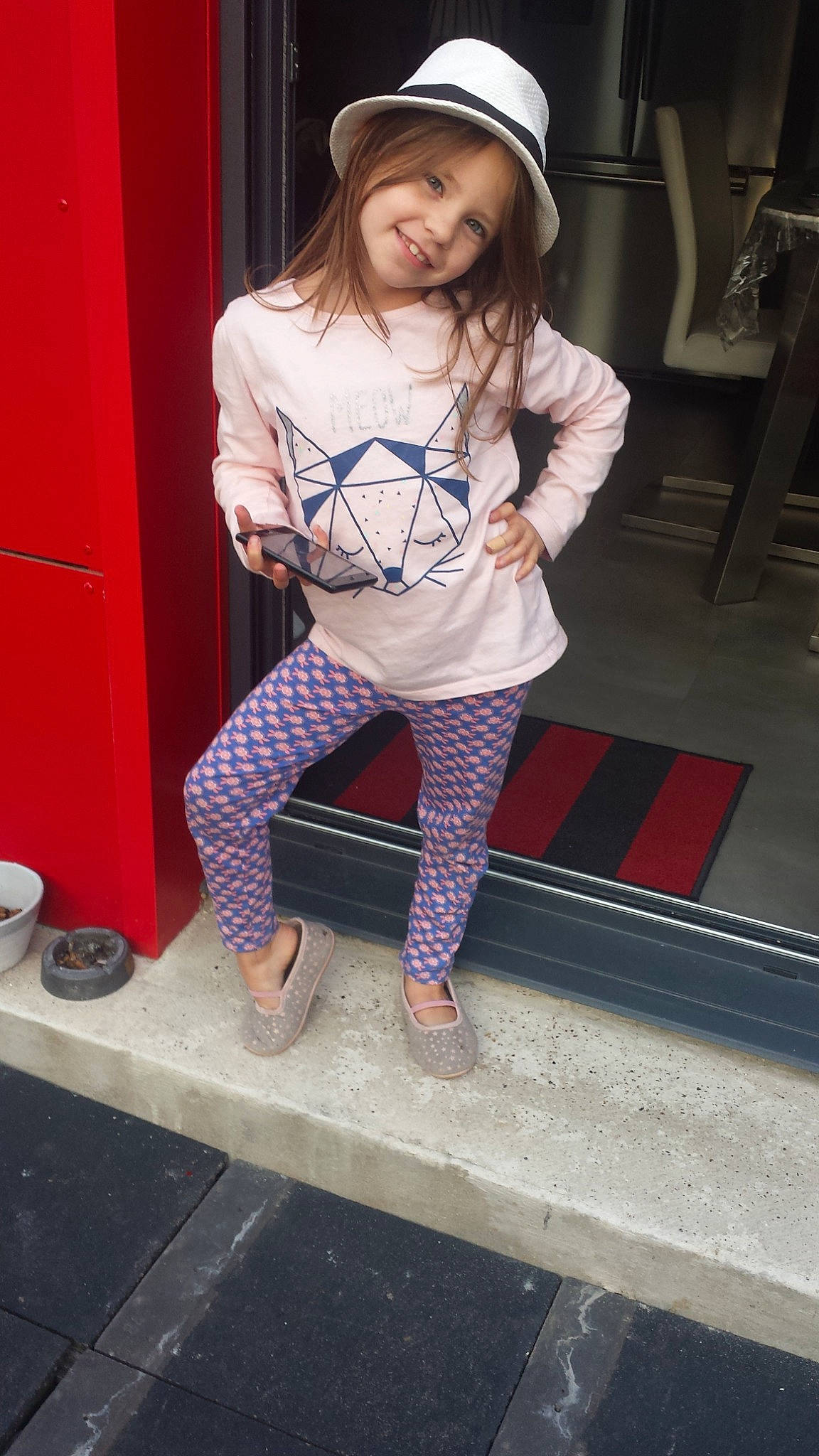Lena a rejoint le concours — aidez-le/la à gagner de superbes lots ! beauty, child, child_model, clothing, cool, design, fashion, footwear, headwear, jeans, joy, leg, leggings, person, photography, pink, shoe, snapshot, street_fashion, t_shirt