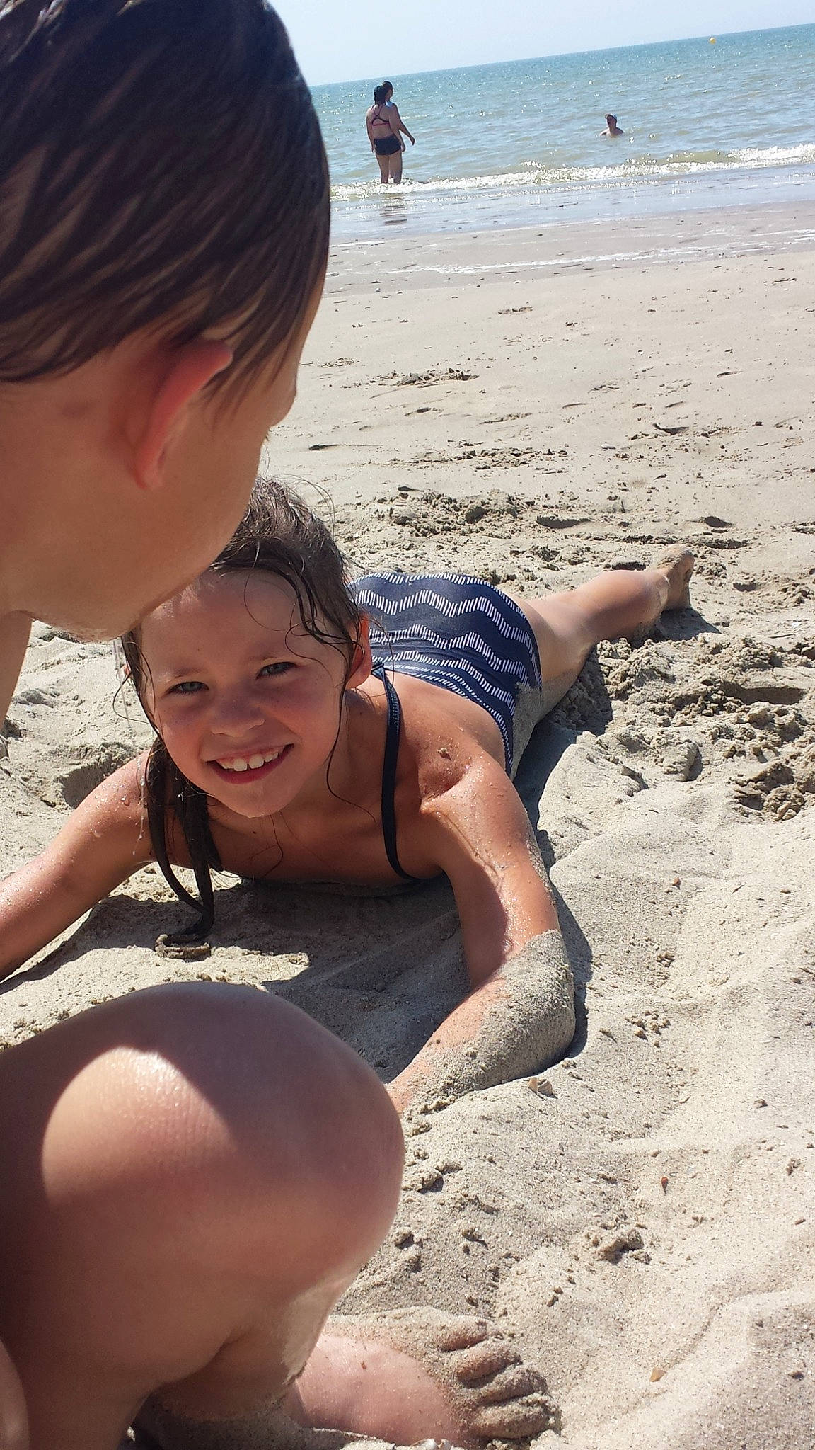 Lena participe au concours pour gagner de l'argent avec cette photo : beach, black_hair, child, coast, fun, hand, happy, joy, leg, ocean, person, photography, play, sand, sea, smile, summer, sun_tanning, tourism, vacation