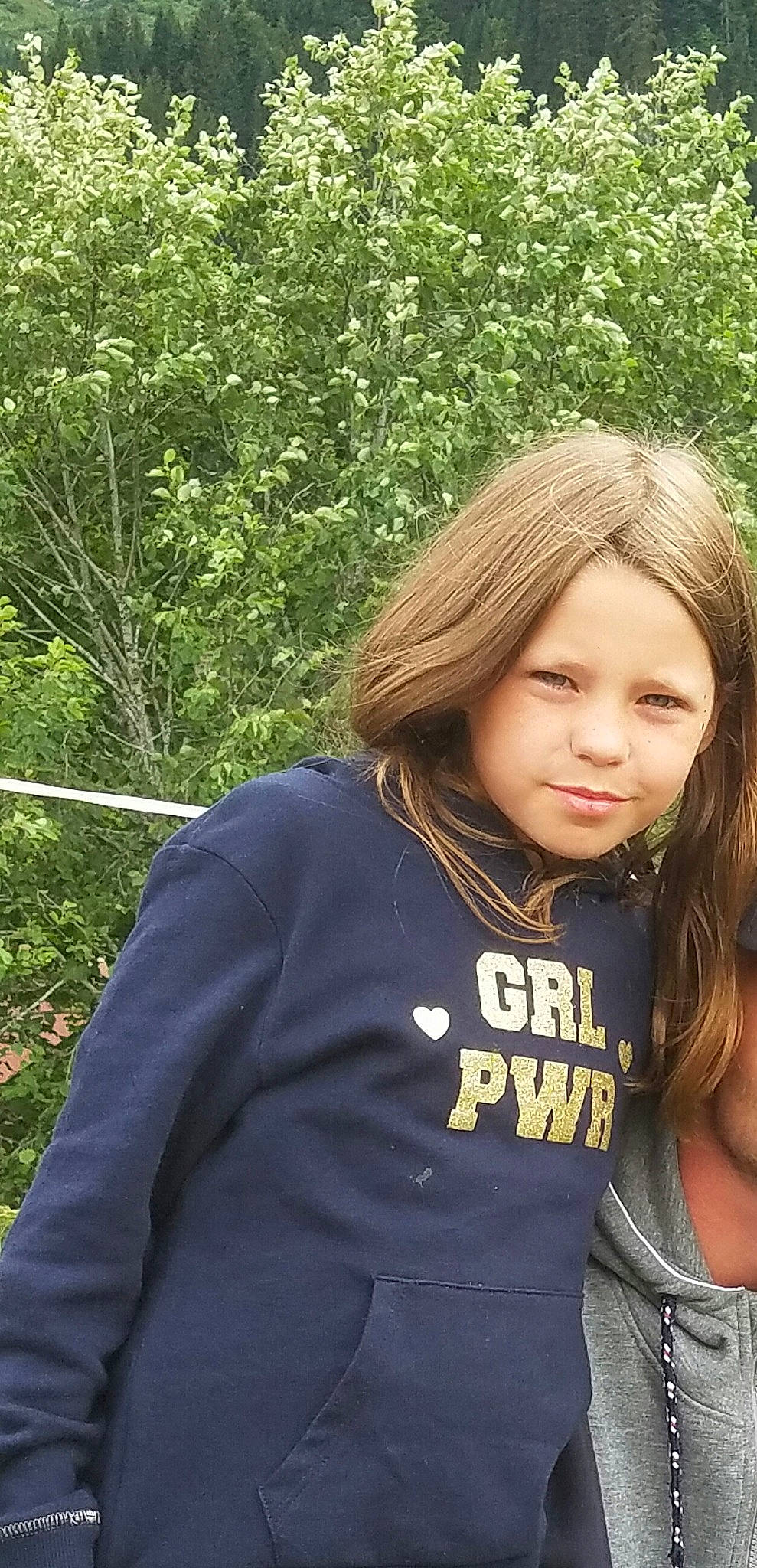 Lena participe au concours pour gagner de l'argent avec cette photo : brown_hair, hair, long_hair, person, photography, smile