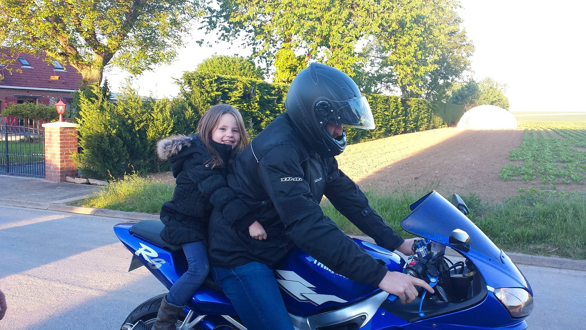 Lena participe au concours pour gagner de l'argent avec cette photo : auto_part, automotive_exterior, car, helmet, jacket, joy, leisure, motor_vehicle, motorcycle, motorcycle_accessories, motorcycle_helmet, motorcycling, person, personal_protective_equipment, tree, vehicle