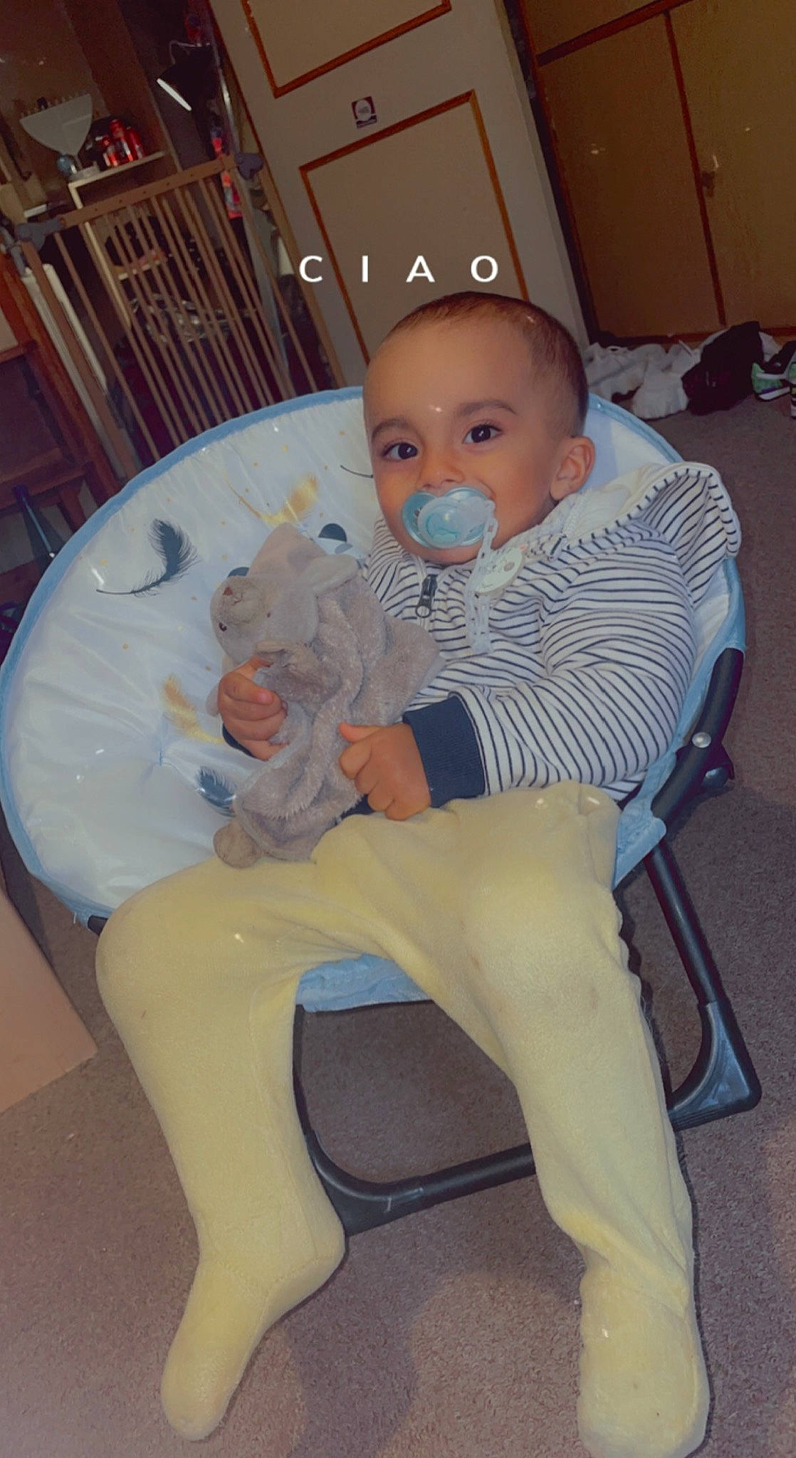 Kaïs a rejoint le concours — aidez-le/la à gagner de superbes lots ! baby, baby_products, baby_toddler_clothing, chair, cheek, child, comfort, finger, foot, human_body, human_leg, knee, lap, leg, person, room, sitting, sock, thigh, thumb