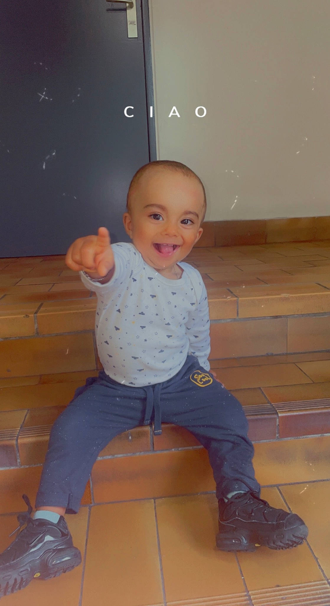 Kaïs a rejoint le concours — aidez-le/la à gagner de superbes lots ! baby_toddler_clothing, cheek, chin, finger, floor, flooring, foot, fun, hair, happy, head, human_body, joint, joy, knee, leg, person, shoe, sleeve, smile