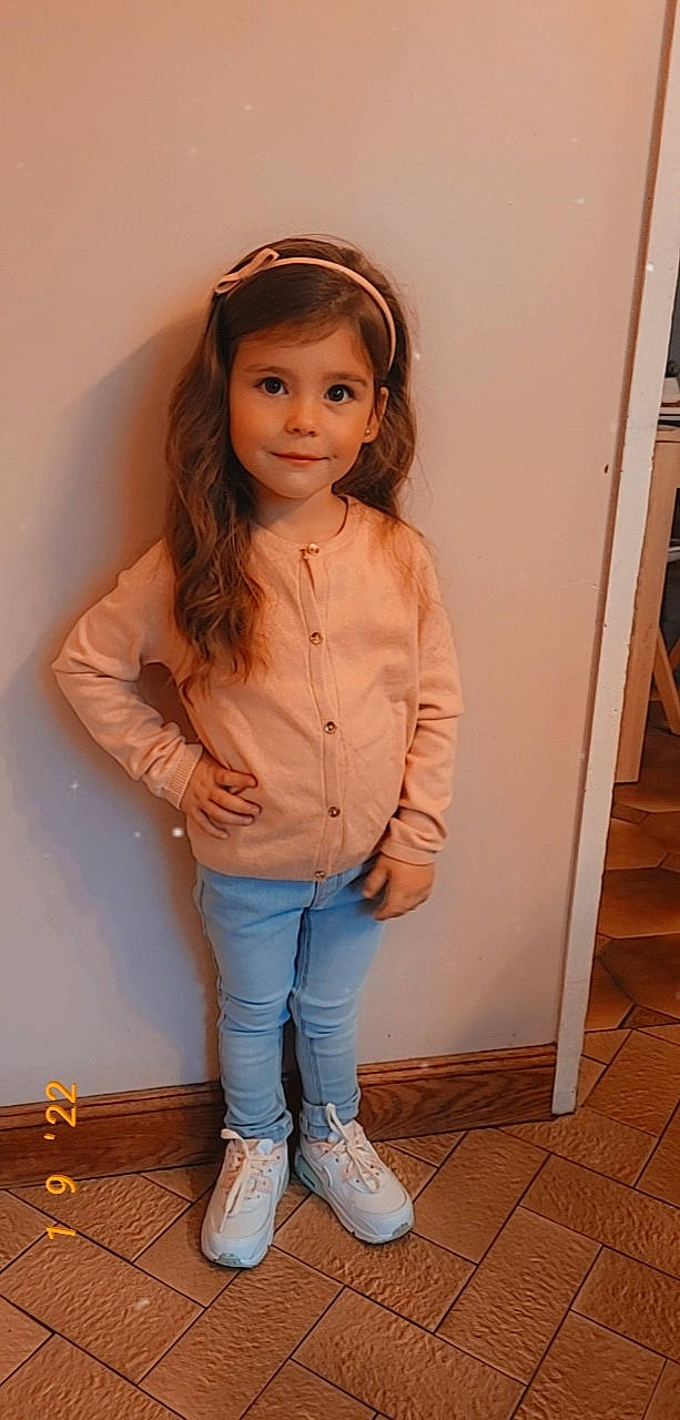 Lauréna participe au concours pour gagner de l'argent avec cette photo : blond, brown_hair, dress_shirt, fashion_design, flash_photography, flooring, formal_wear, hairstyle, hardwood, human_leg, joint, joy, knee, long_hair, neck, person, shoulder, sleeve, smile, thigh