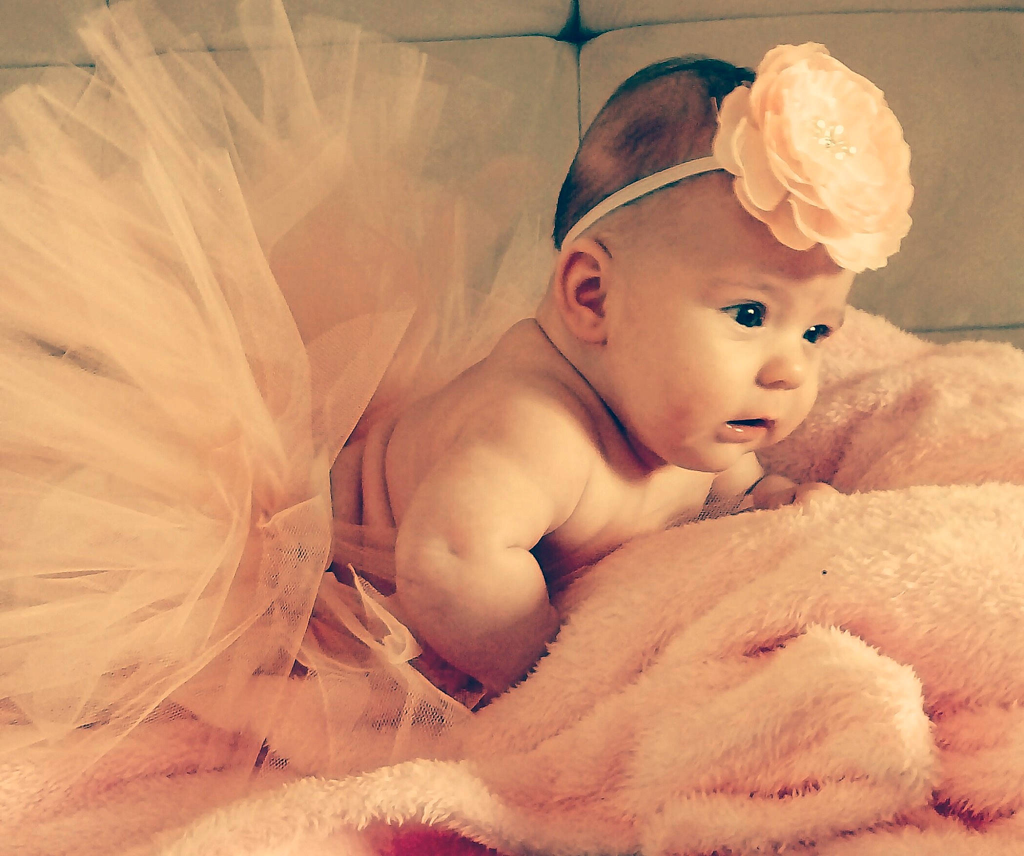 Lauréna participe au concours pour gagner de l'argent avec cette photo : cheek, child, eye, girl, hair_accessory, infant, person, pink, product, skin, toddler