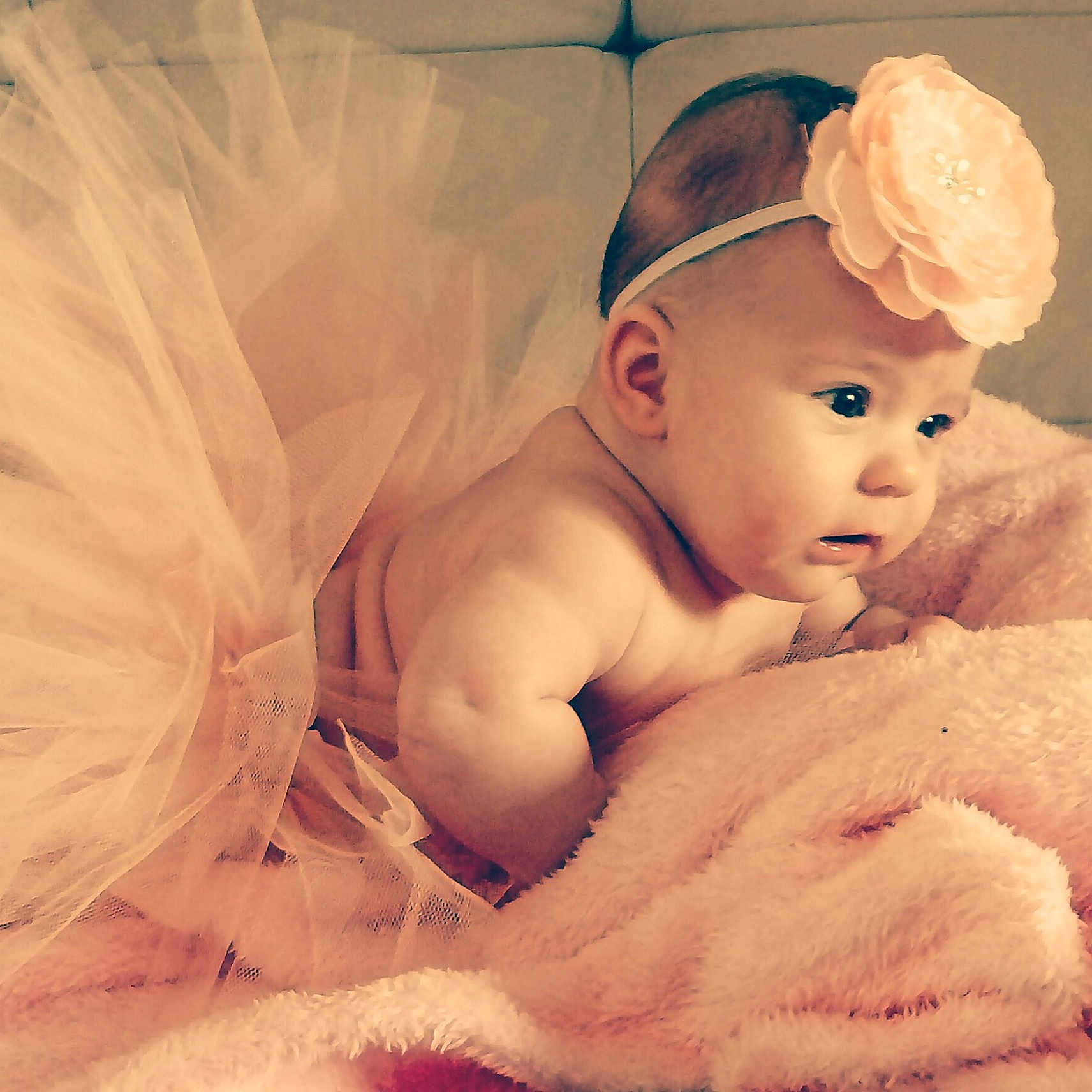 Lauréna participe au concours pour gagner de l'argent avec cette photo : cheek, child, eye, girl, hair_accessory, infant, person, pink, product, skin, toddler