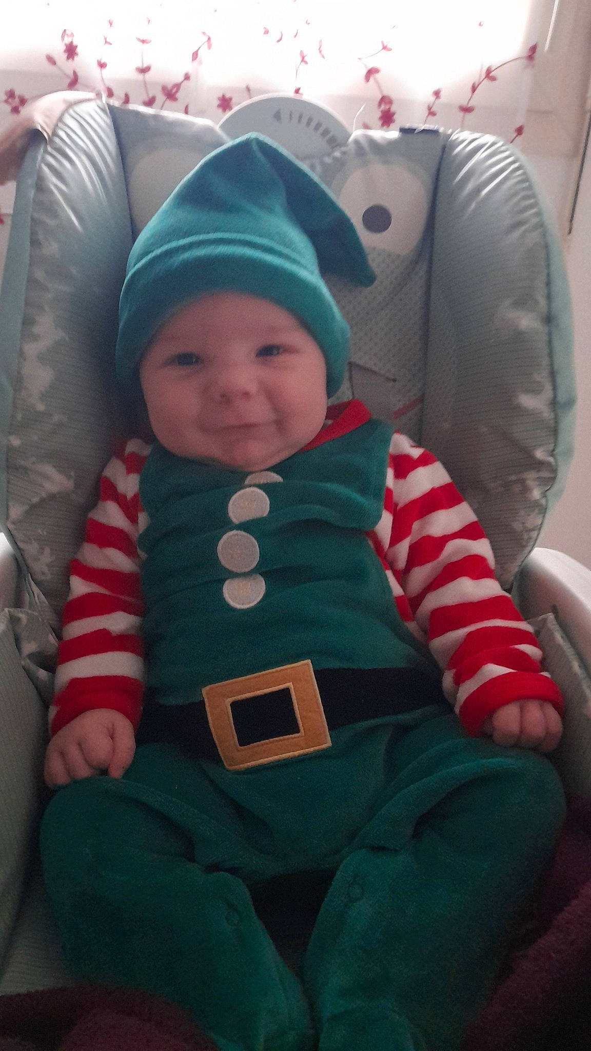 Aëdann participe au concours pour gagner de l'argent avec cette photo : baby, baby_products, baby_toddler_clothing, car_seat, carmine, cheek, child, comfort, fun, happy, headwear, hoodie, human_body, lap, leisure, person, personal_protective_equipment, sitting, sleeve, smile