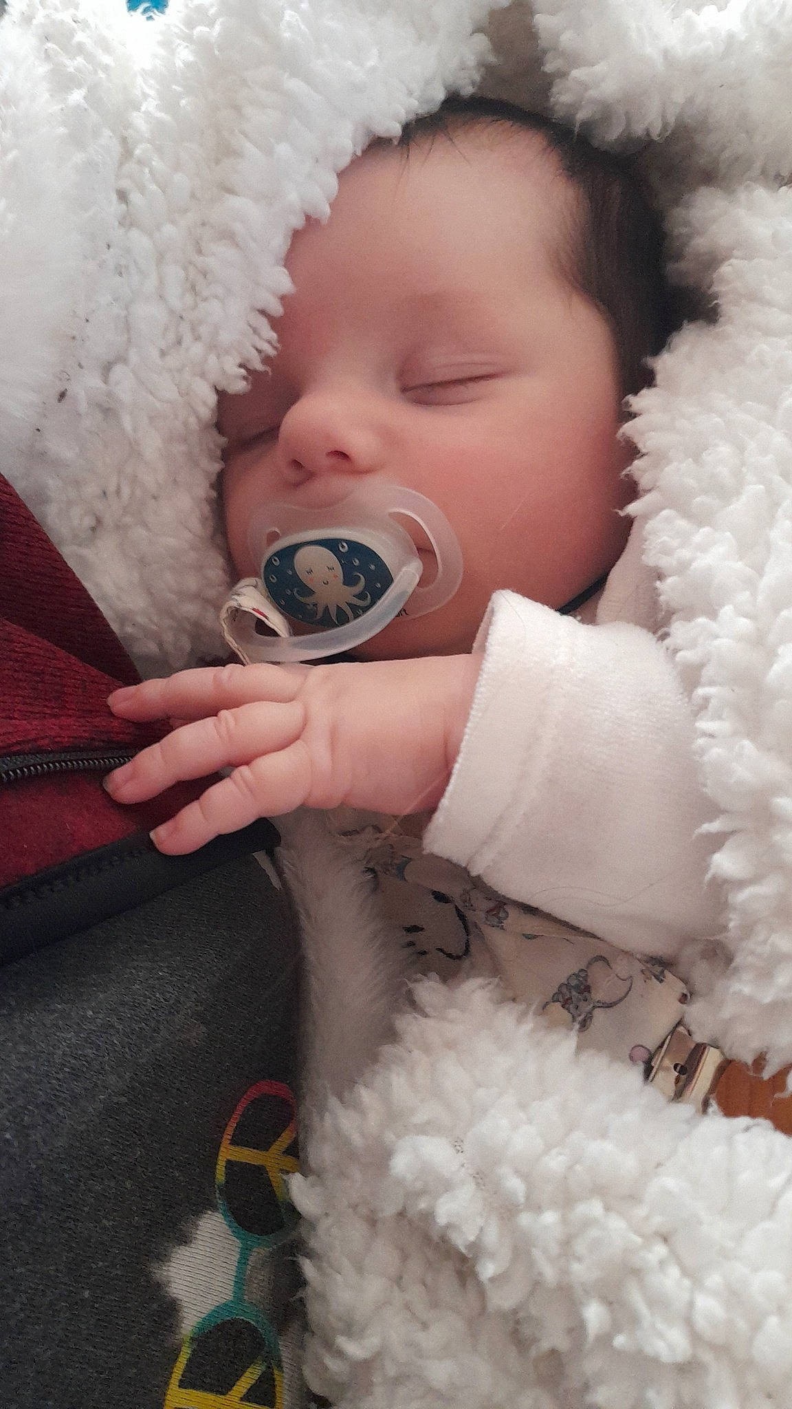 Aëdann a rejoint le concours — aidez-le/la à gagner de superbes lots ! baby, baby_toddler_clothing, cheek, child, comfort, ear, eyelash, finger, fur, gesture, happy, iris, linens, lip, nail, nose, person, skin, thumb, toddler