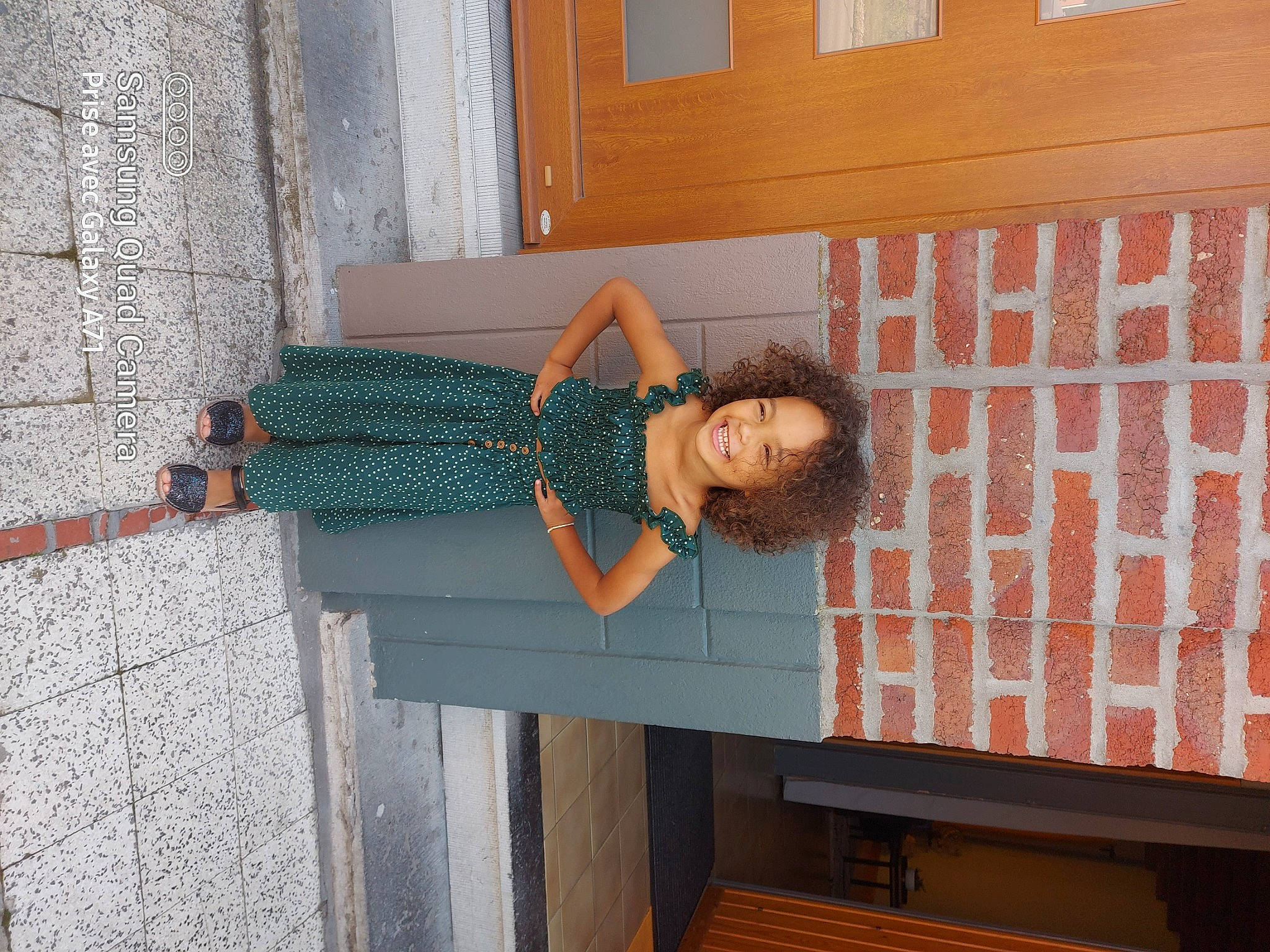 Assia participe au concours pour gagner de l'argent avec cette photo : brick, brickwork, composite_material, concrete, denim, electric_blue, facade, flooring, human_leg, joy, pattern, person, sitting, street_fashion, textile, thigh, waist, window, wood