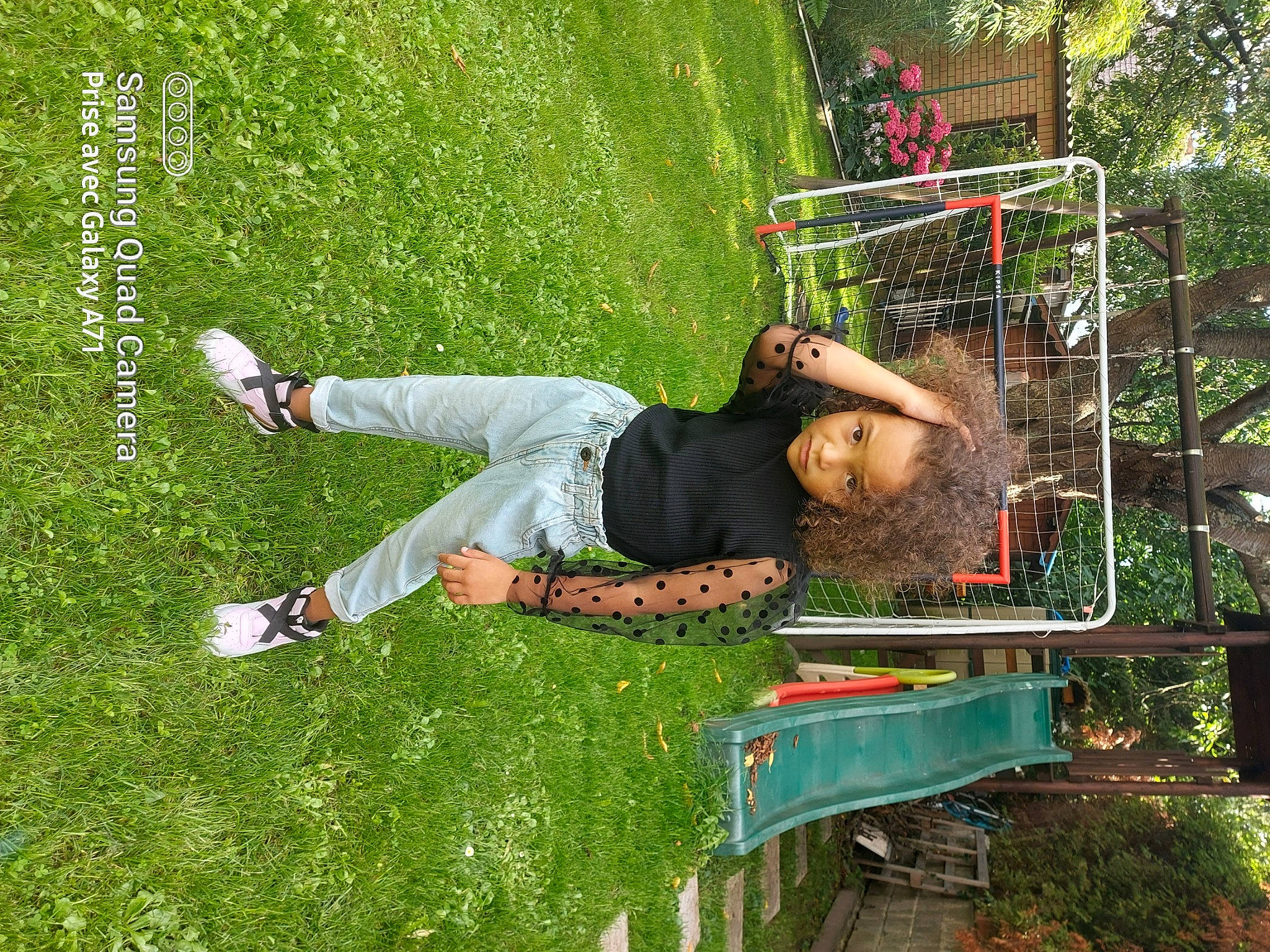 Assia a rejoint le concours — aidez-le/la à gagner de superbes lots ! artificial_turf, competition_event, fun, grass, leisure, net, people_in_nature, person, plant, play, player, recreation, shorts, sports, t_shirt, tree, yard