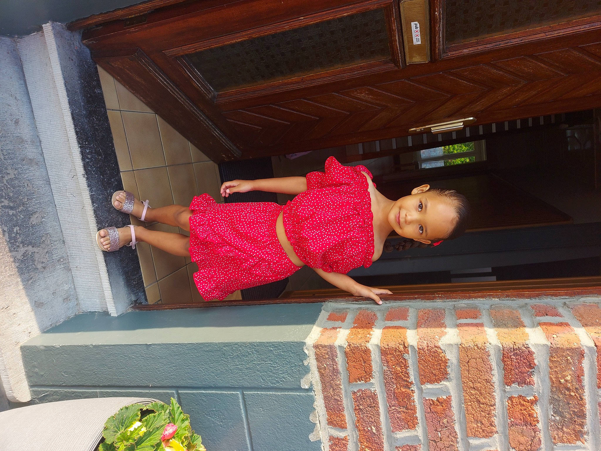 Assia a rejoint le concours — aidez-le/la à gagner de superbes lots ! child, flooring, fun, hardwood, human_leg, joy, leisure, line, magenta, orange, pattern, person, plant, rectangle, red, room, sandal, sunglasses, thigh, tints_and_shades