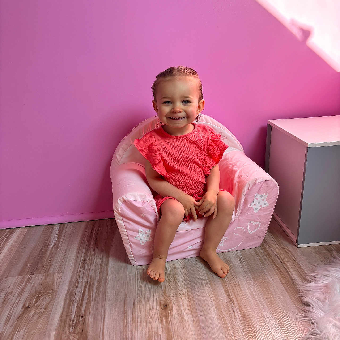 Giulia a rejoint le concours — aidez-le/la à gagner de superbes lots ! armchair, baby, bathroom, beanbag, chair, face, furniture, happy, hardwood, head, indoors, interiordesign, person, photography, portrait, room, sitting, smile, toilet, wood