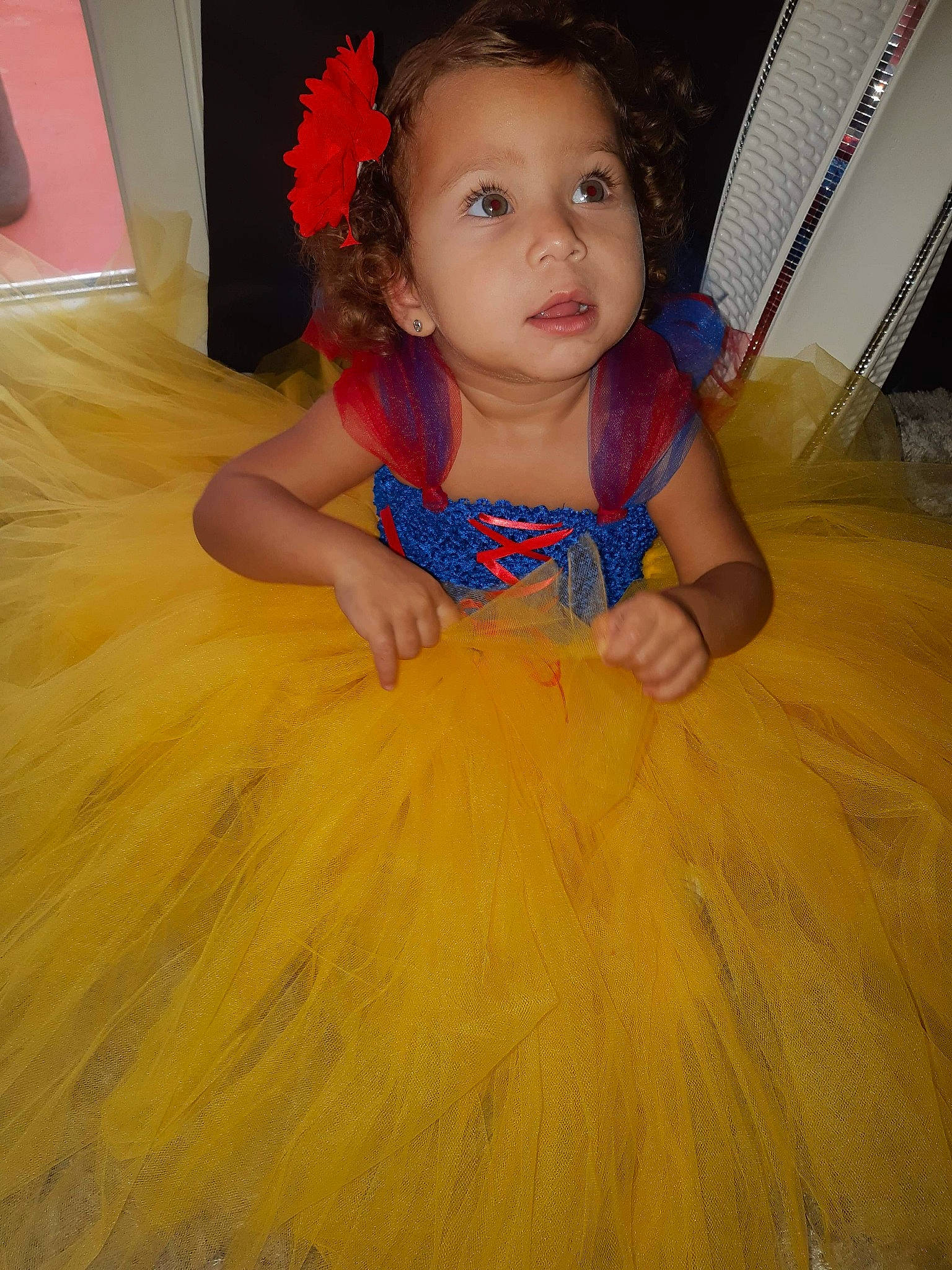 Maïssa a rejoint le concours — aidez-le/la à gagner de superbes lots ! ballet_tutu, child, clothing, costume, dance_dress, dress, flooring, fun, girl, hair_accessory, human_hair_color, infant, iris, person, pink, red, skin, smile, toddler, yellow