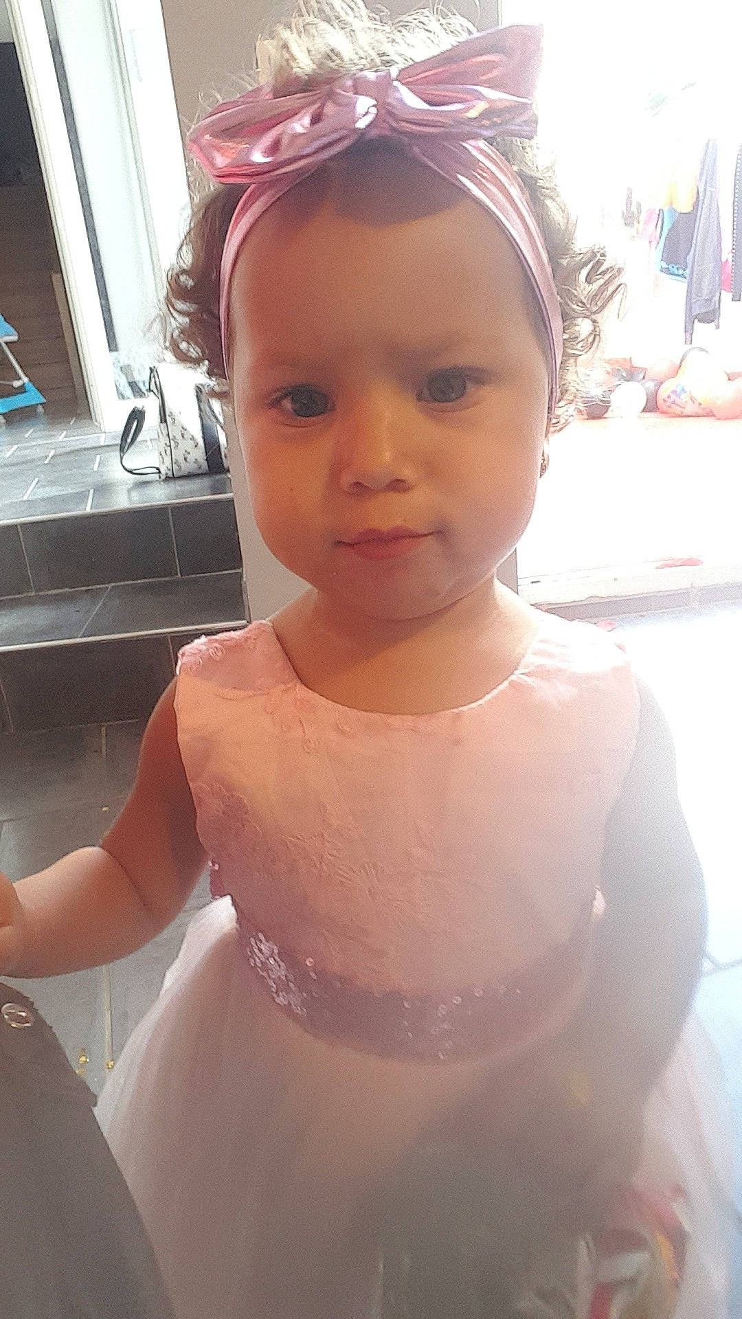 Maïssa participe au concours pour gagner de l'argent avec cette photo : beauty, cheek, child, day, dress, face, fashion_accessory, girl, hair, hair_accessory, hairstyle, head, headgear, headpiece, human_hair_color, infant, person, pink, skin, textile