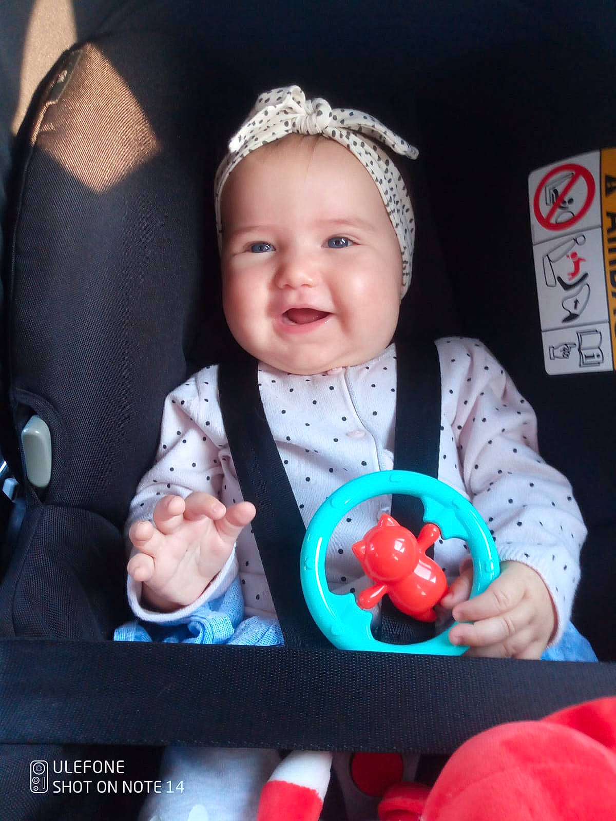 Ashley a rejoint le concours — aidez-le/la à gagner de superbes lots ! baby, baby_products, baby_toddler_clothing, child, costume_hat, event, fashion_accessory, finger, fun, happy, headband, headpiece, iris, jewellery, joy, person, pink, sitting, skin, sleeve