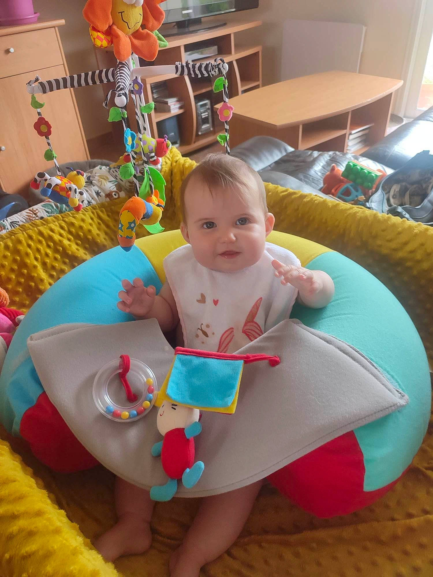 Ashley a rejoint le concours — aidez-le/la à gagner de superbes lots ! baby, chair, child, comfort, event, flooring, fun, happy, head, holiday, lap, leisure, person, play, recreation, room, sitting, smile, toddler, toy