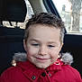 Wyatt a rejoint le concours — aidez-le/la à gagner de superbes lots ! blue_eyes, buttons, car_interior, car_seat, child, daylight, fur_hood, happy, headrest, kid, portrait, red_jacket, rosy_cheeks, short_hair, smiling, tree_outside, window, winter_clothing, young_child, zipper