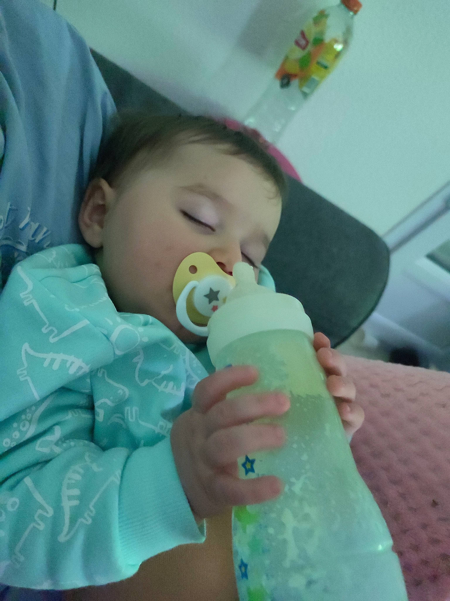 Wyatt a rejoint le concours — aidez-le/la à gagner de superbes lots ! baby, baby_bottle, baby_products, baby_toddler_clothing, bottle, cheek, child, comfort, drinkware, eye, finger, milk, mouth, nose, person, plastic, plastic_bottle, skin, textile, toddler