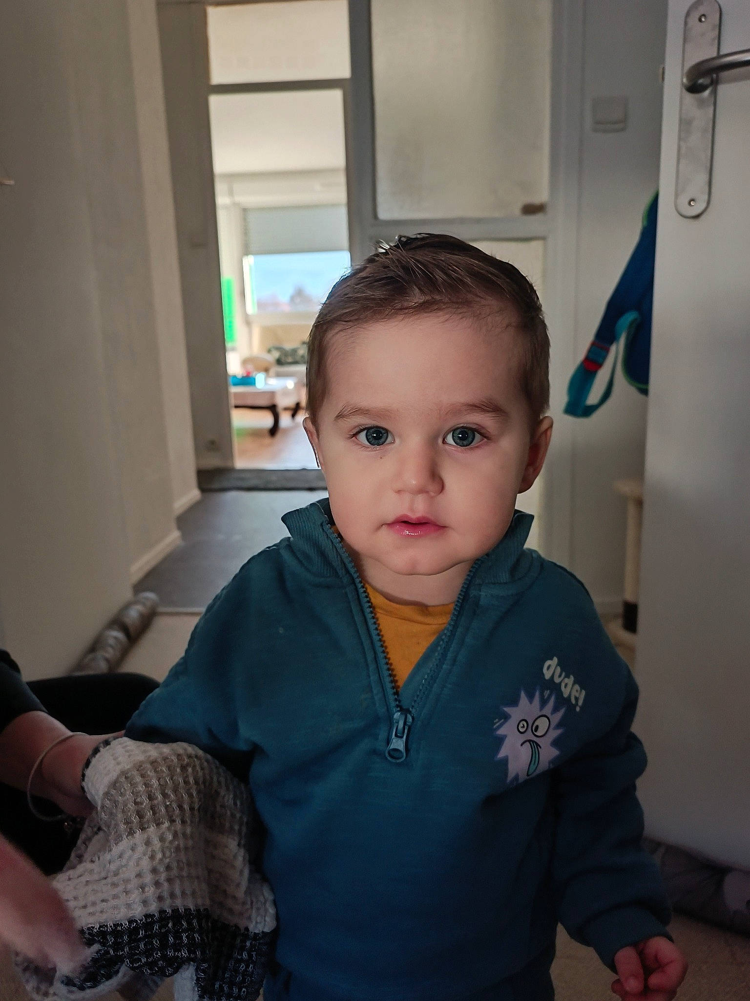 Wyatt a rejoint le concours — aidez-le/la à gagner de superbes lots ! baby, baby_toddler_clothing, chair, cheek, child, door, eye, face, flooring, fun, head, iris, person, room, sitting, sleeve, t_shirt, toddler