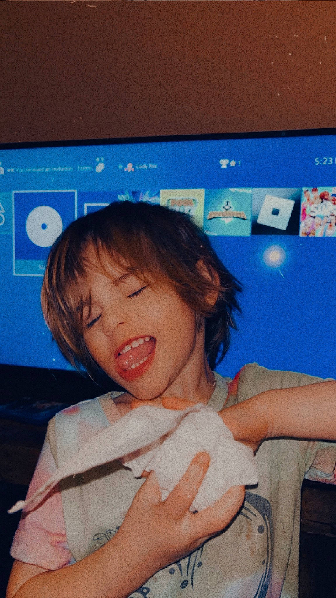 Maelee is registered to the contest to win money with this photo: cheek, chin, display_device, electric_blue, eyebrow, eyelash, finger, flat_panel_display, fun, gadget, gesture, hairstyle, happy, leisure, mouth, person, skin, smile, television, thumb