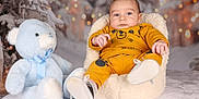 Tobias participe au concours pour gagner de l'argent avec cette photo : baby, blue, bokeh, child, cozy, cute, decorative, holiday_theme, indoor, infant, plush, portrait, smiling, soft_chair, stuffed_animal, teddy_bear, warm_clothing, white, winter_background, yellow_clothing