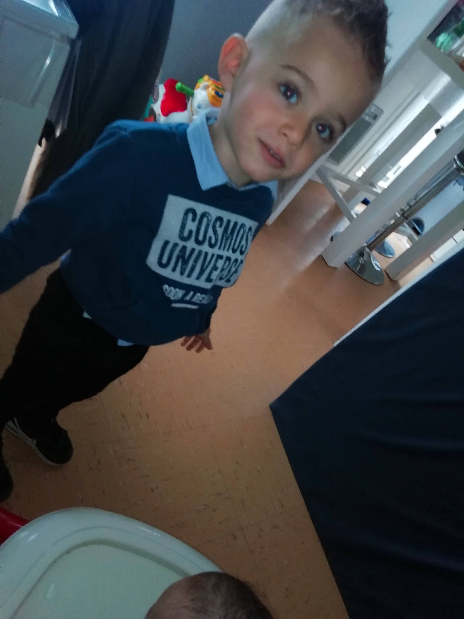 Ilyann participe au concours pour gagner de l'argent avec cette photo : arm, automotive_window_part, child, leg, person, photography, selfie, t_shirt