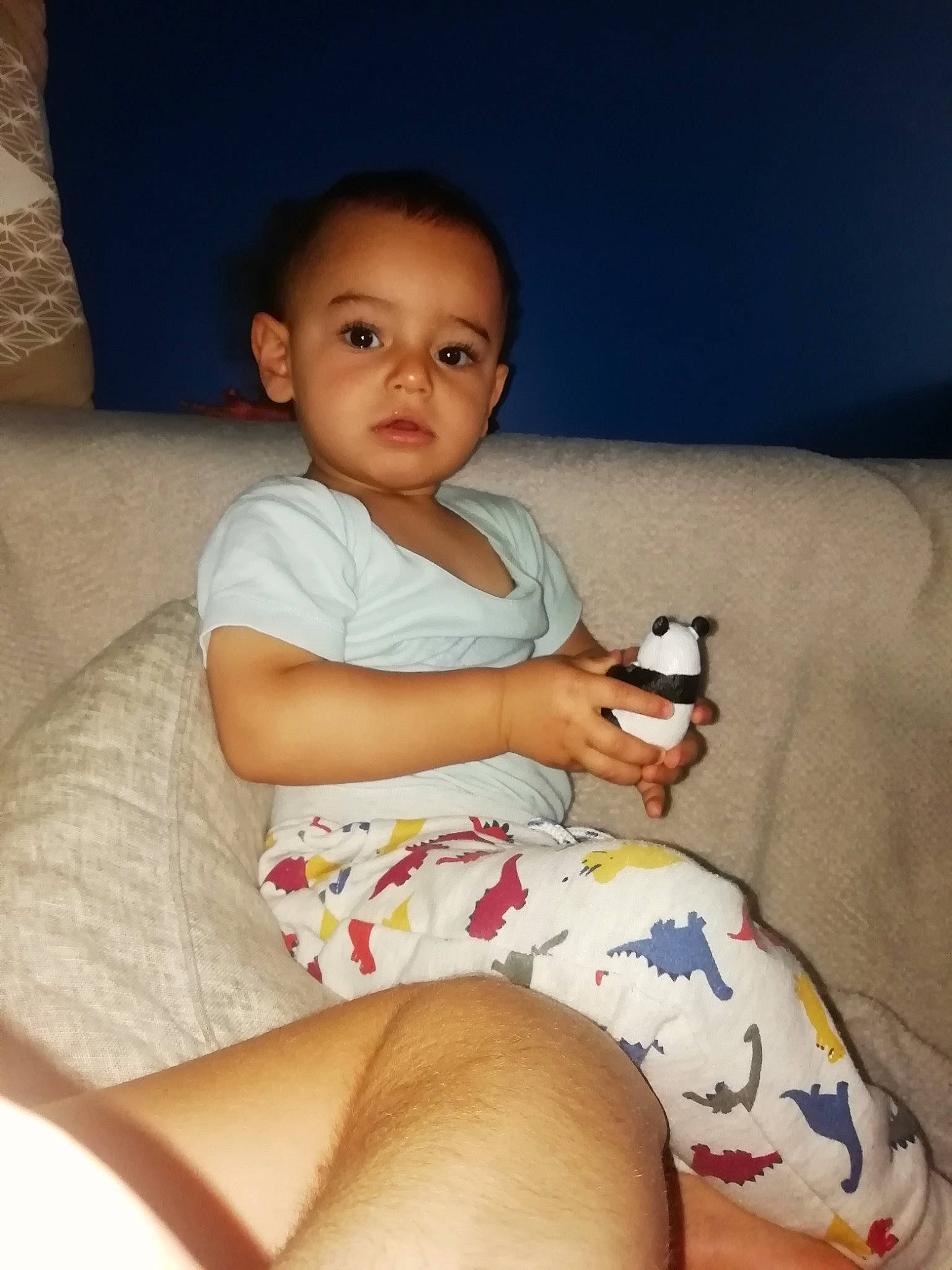 Nahel participe au concours pour gagner de l'argent avec cette photo : arm, baby, cheek, child, electronic_device, finger, fun, gadget, human_leg, joint, leg, mobile_phone, person, play, portable_communications_device, sitting, skin, technology, thigh, toddler