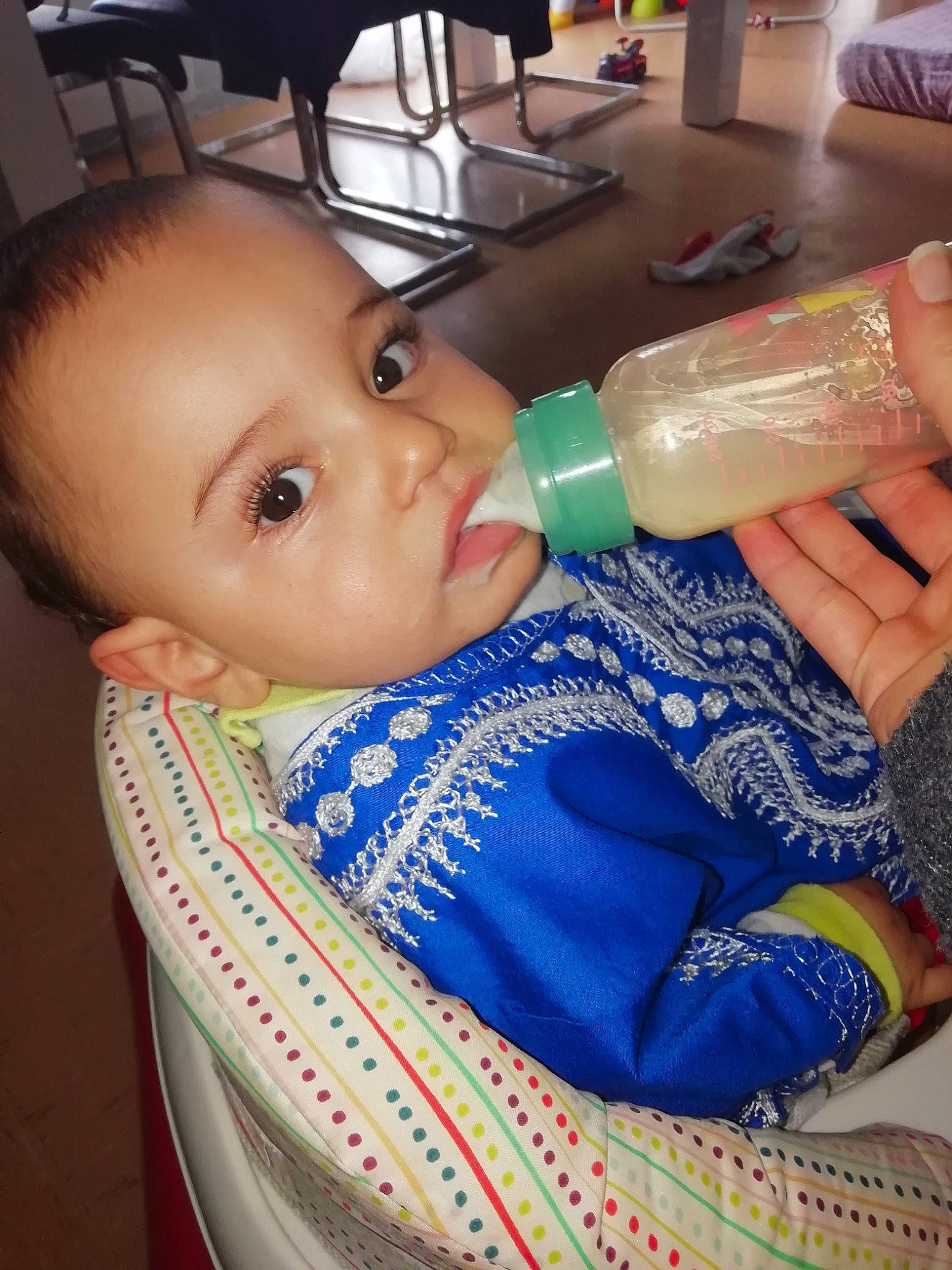 Nahel a rejoint le concours — aidez-le/la à gagner de superbes lots ! baby, baby_bottle, baby_products, bottle, cheek, child, drink, drinking, drinking_water, drinkware, eye, mouth, nose, person, plastic_bottle, product, skin, tableware, toddler, water