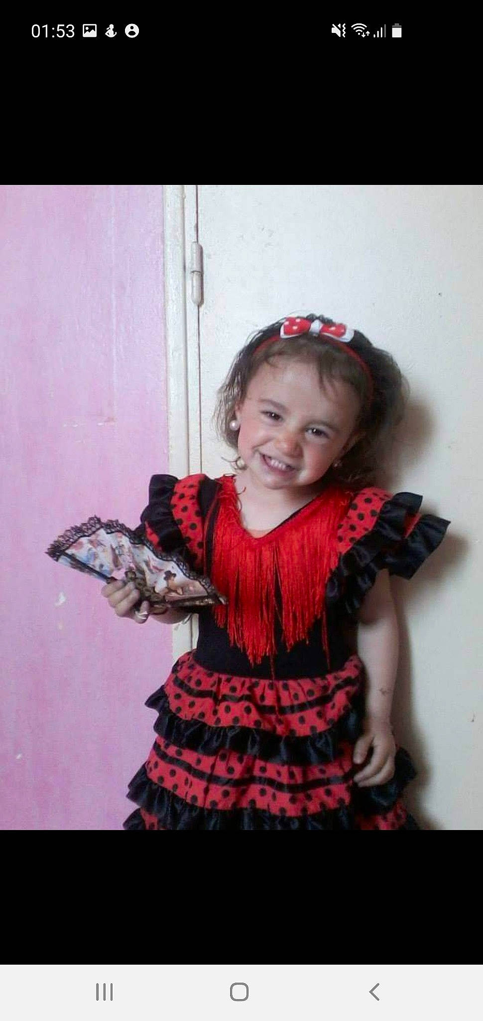 Anna participe au concours pour gagner de l'argent avec cette photo : arm, baby_toddler_clothing, beauty, child, day_dress, dress, embellishment, fashion_design, flash_photography, gesture, happy, joy, magenta, neck, pattern, person, pink, purple, skin, sleeve