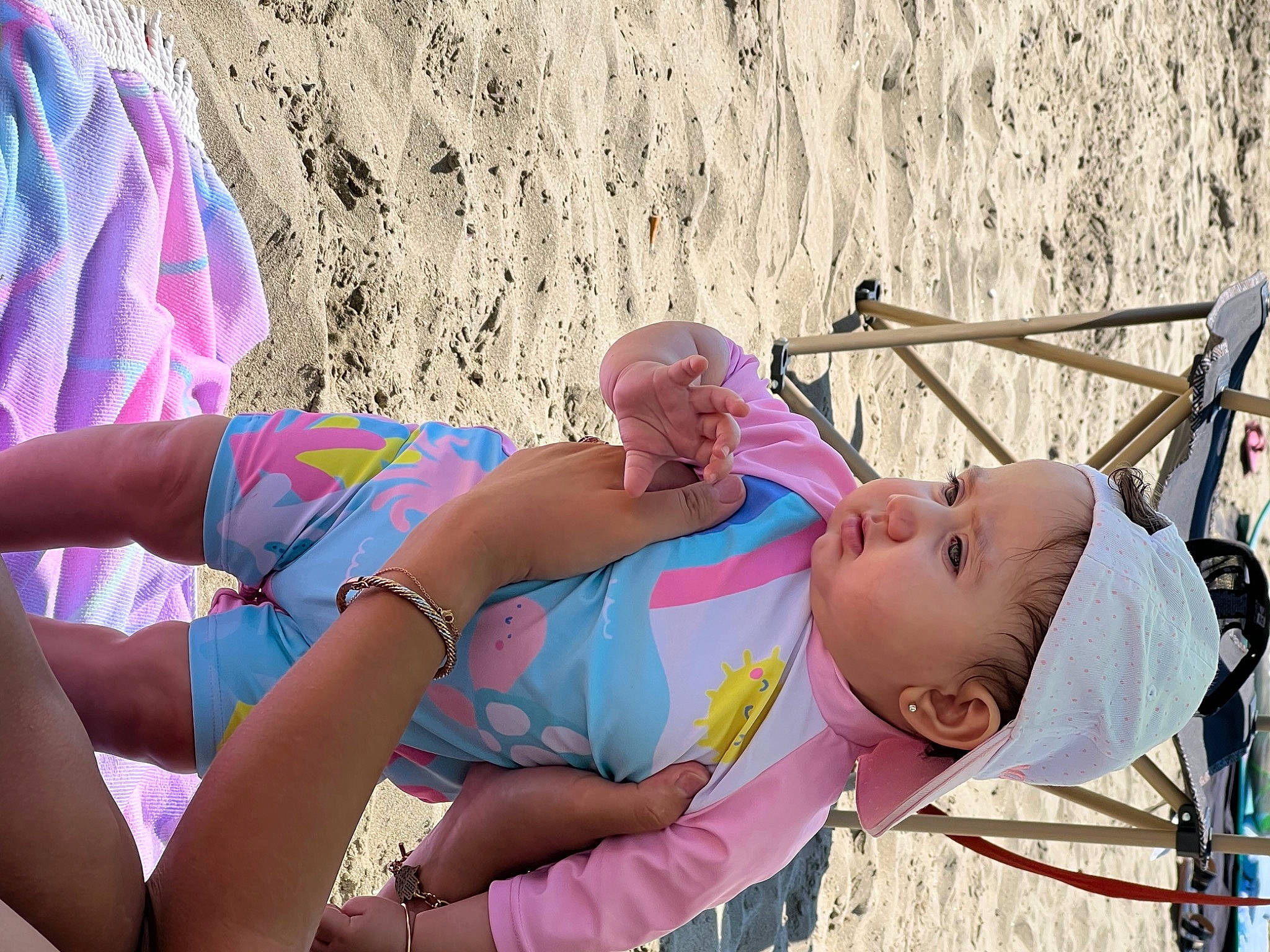 Naya a rejoint le concours — aidez-le/la à gagner de superbes lots ! baby, beach, body_of_water, chest, eyewear, fun, happy, hat, human_body, human_leg, leisure, people_on_beach, person, pink, recreation, skin, summer, swimwear, thigh, toddler