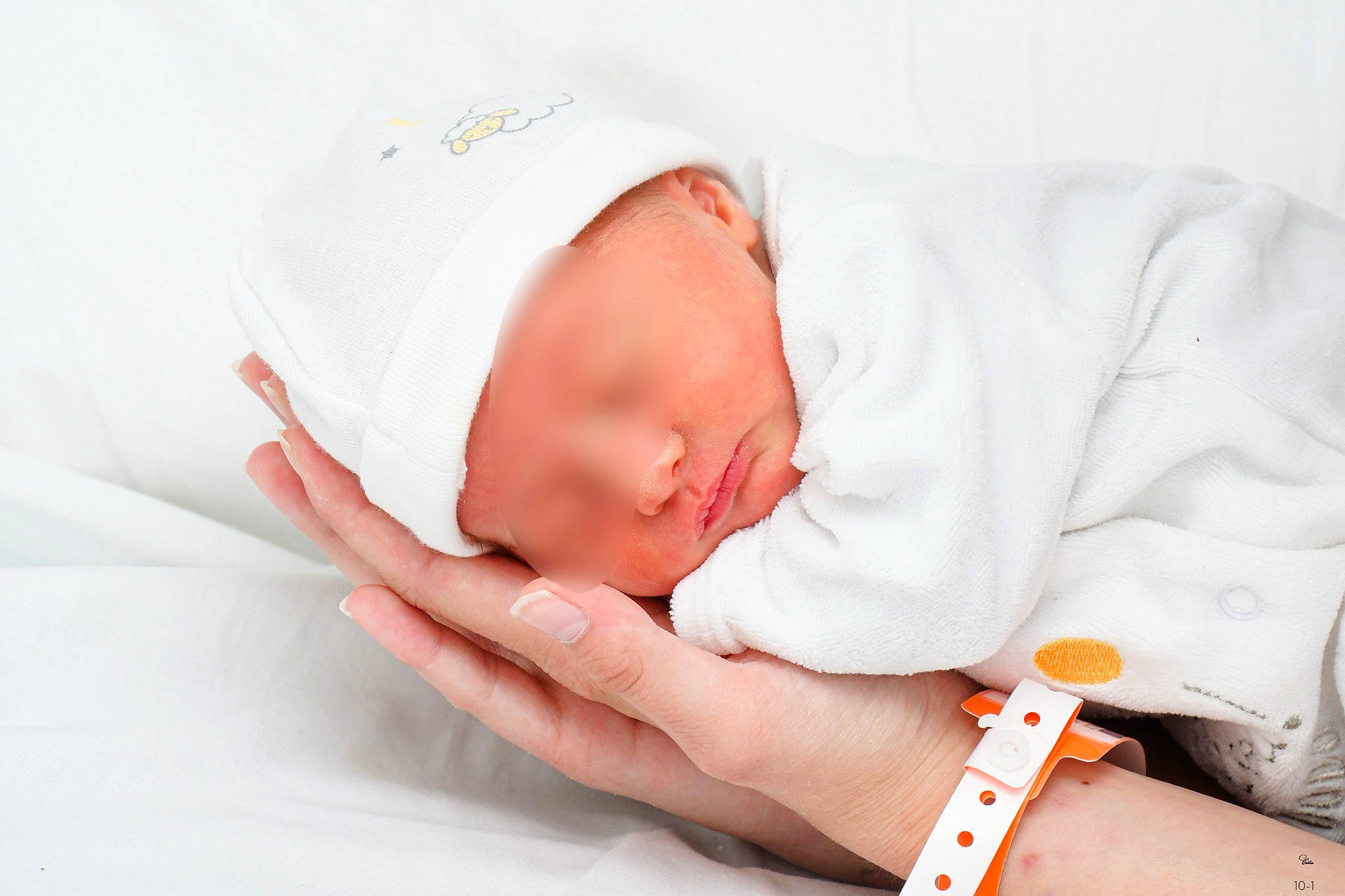 Alma participe au concours pour gagner de l'argent avec cette photo : arm, baby, baby_products, baby_sleeping, baby_toddler_clothing, bedtime, cap, child, comfort, hand, hat, headwear, jewellery, linens, nail, person, service, skin, sleeve, thumb