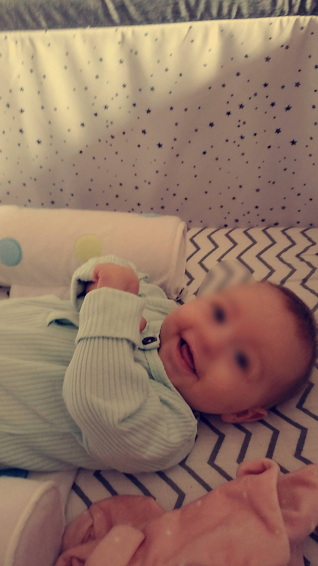 Alma a rejoint le concours — aidez-le/la à gagner de superbes lots ! baby, baby_safety, baby_sleeping, baby_toddler_clothing, beauty, bedding, cheek, child, comfort, flooring, happy, linens, pattern, person, product, room, sleeve, textile, toddler, white