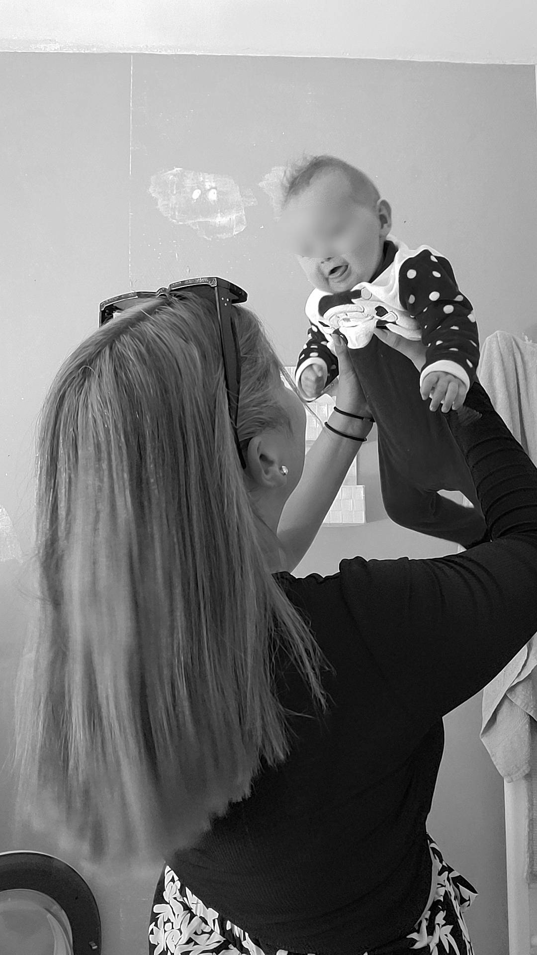 Alma participe au concours pour gagner de l'argent avec cette photo : beauty_salon, black, black_and_white, event, eyewear, facial_expression, fashion, fashion_design, flash_photography, fun, gesture, hair, happy, interaction, monochrome, person, photographer, shoulder, style, videographer