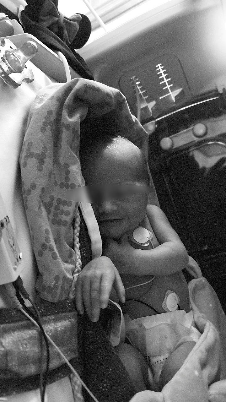 Alma a rejoint le concours — aidez-le/la à gagner de superbes lots ! arm, automotive_design, baby, black, black_and_white, child, comfort, finger, gesture, hand, happy, human, monochrome, monochrome_photography, person, product, skin, smile, standing, style