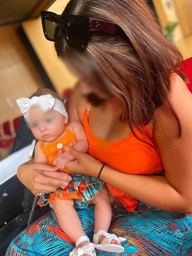 Alma a rejoint le concours — aidez-le/la à gagner de superbes lots ! arm, baby, baby_toddler_clothing, child, event, finger, fun, hand, happy, hat, human_leg, jewellery, lap, leisure, nail, orange, person, sitting, skin, thigh