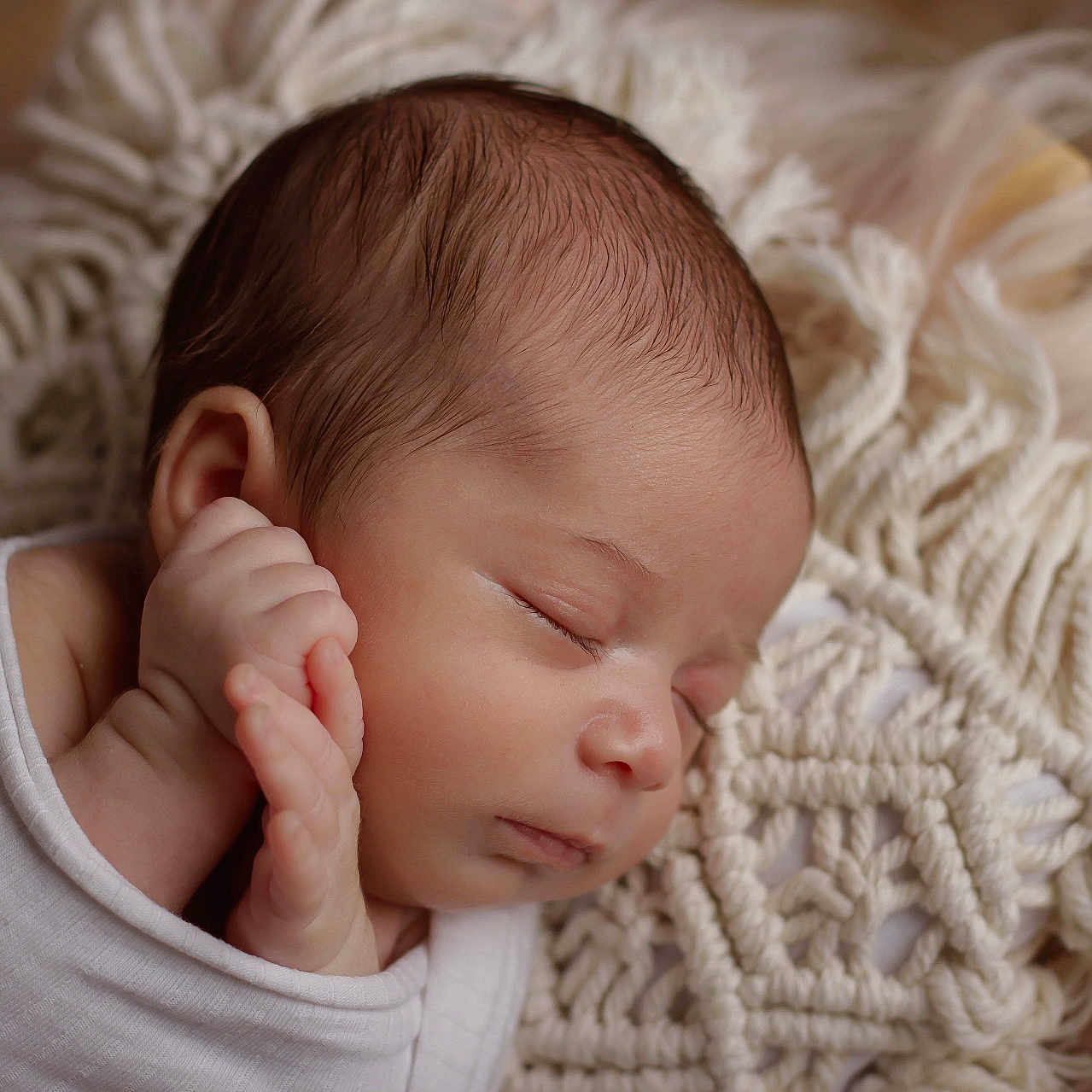 Malen participe au concours pour gagner de l'argent avec cette photo : baby, blanket, calm, closeup, cute, face, hand, head, indoors, infant, macrame, newborn, peaceful, pillow, portrait, rest, skin, sleeping, soft, wrapped