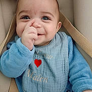 Malen participe au concours pour gagner de l'argent avec cette photo : baby, bib, blue_clothing, blue_eyes, car_seat, child, closeup, cozy, cute, expression, face, hand, happy, indoor, infant, nose_picking, portrait, seatbelt, smile, soft_light