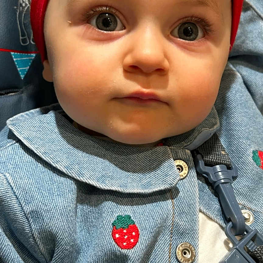Milly a rejoint le concours — aidez-le/la à gagner de superbes lots ! accessories, baby, belt, clothing, coat, costume, face, hat, head, headband, jacket, jeans, pants, person, photography, portrait, strap, sunglasses, toy, vest